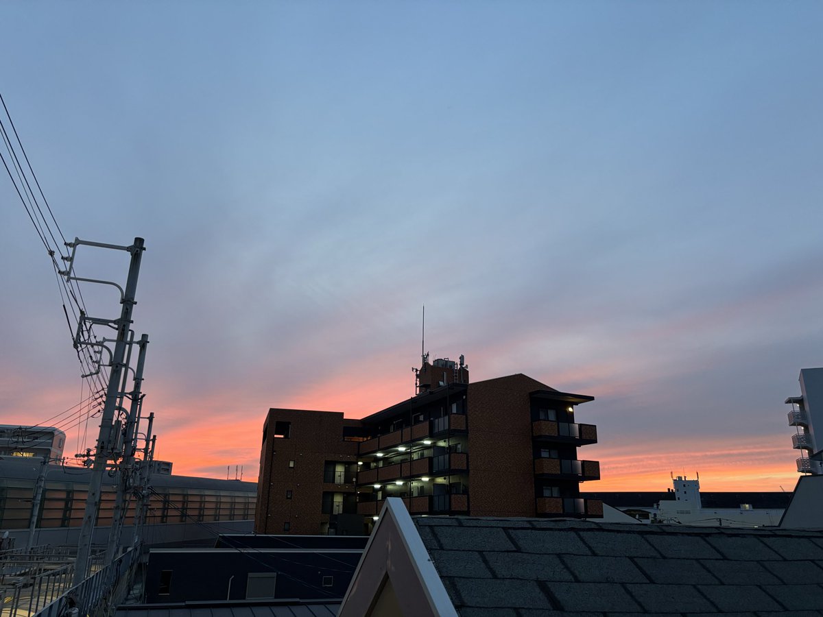 nikuGT29's tweet photo. ヤニ吸いながらの景色、赤い。 https://t.co/Wbz5CNSJAF