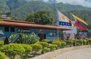 homeroboscan's tweet photo. Todo un contingente militar fue destinado a buscar "caletas· en dólares, joyas y oro de chavistas y concentrarlas en la guarida de Delcy Rodríguez en el litoral, la ex-casa de veraneo presiddencial La Guzmania, en Macuto...Esa casa  fue construída con fines playeros por el Presidente Guzmán Blanco, en 1885; la reacondicionó Pérez Jimenez en 1955 y la volvió a reconstruir Chávez en 2002, después que la vaguada de Vargas de 1999 se llevó una parte...Cilia Flores la visitaba mucho y ultimamente fue tomada como escondite por Delcy Rodríguez...Ahora es el lugar más vigilado del Estado Vargas...Los chavistas la tomaron para esconder las fortunas malhabidas que tenían en los edificios derrumbados por los terremotos.