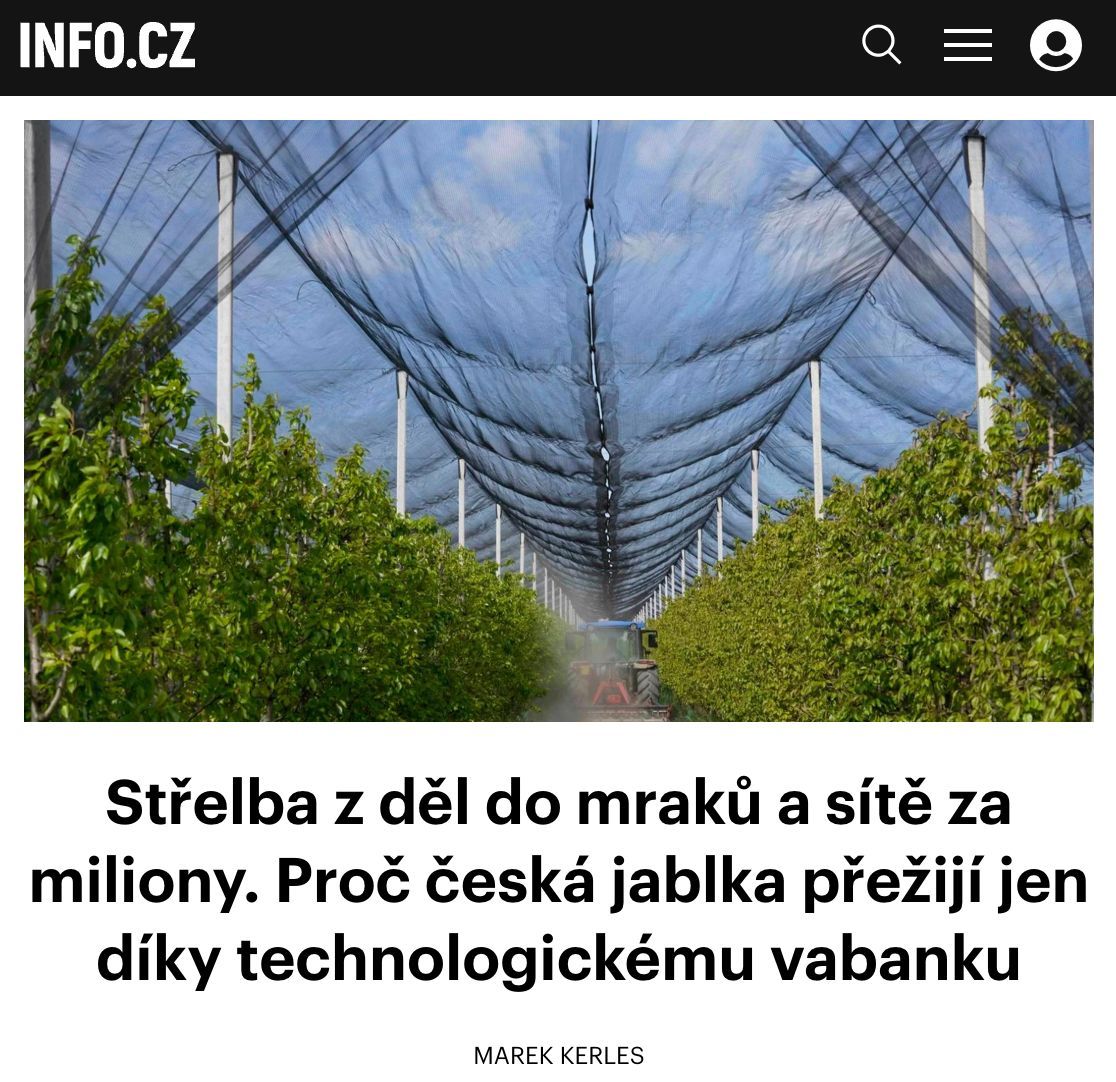 infocz_web's tweet photo. Zatímco se někteří čeští politici a ekonomové trumfují ironickými poznámkami, že „v zimě je zima, v létě teplo a v noci tma“, tuzemští ovocnáři zažívají drsnou realitu v přímém přenosu. 🍏 Změna klimatu pro ně totiž neznamená příjemné oteplení, ale brutální meteorologické extrémy. Krupobití, které dříve přišlo jednou za osm let, dnes pustoší úrodu třikrát do roka. ⛈️ 
Čtěte více o tom, proč česká jablka brzy bez milionových investic vůbec nevyrostou. 👇 

https://t.co/RyEKLjy4u8 

#ovocnarstvi #sadari #klimatickazmena #pocasi #jablka #sichtarova #motoriste #ekonomika #infocz