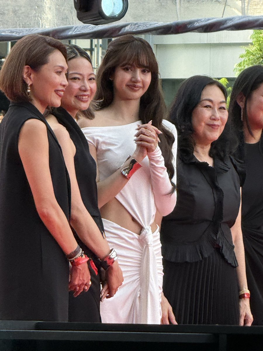 lalabb_m's tweet photo. น่ารักมากกกก

LISA ULTIMUNE STUDIO BKK
#LISAxSHISEIDO
#LISAwithULTIMUNE
#ULTIMUNESTUDIOatCENTRALWORLD
#ShiseidoThailand https://t.co/jWYi9dibcy