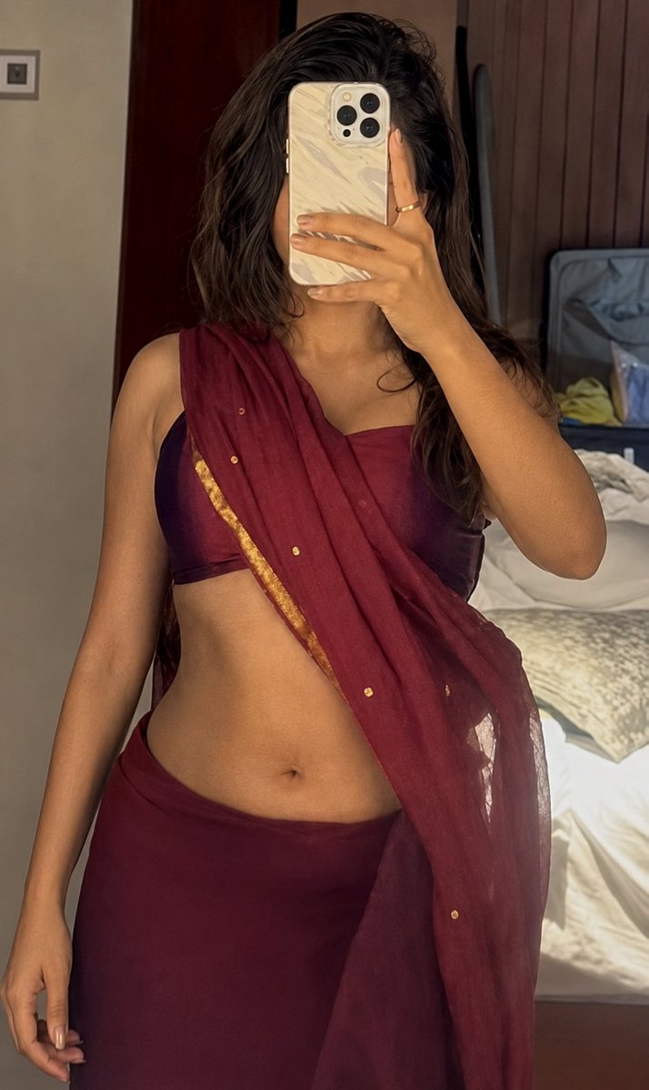 Harvy_Dent07's tweet photo. Iswarya Menon 
Ishu Pure Traditional Look and her 
Donut 🥯😋 https://t.co/YpK0RssEOD