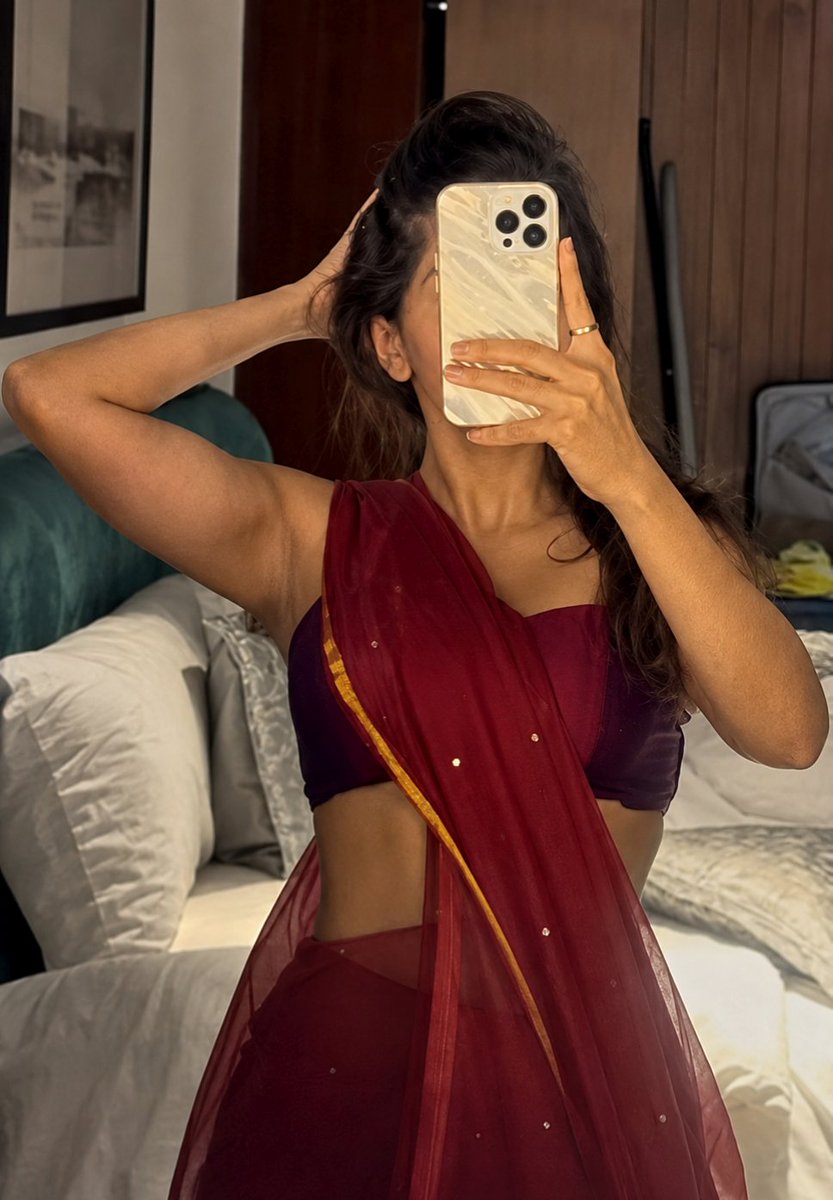 Harvy_Dent07's tweet photo. Iswarya Menon 
Ishu Pure Traditional Look and her 
Donut 🥯😋 https://t.co/YpK0RssEOD