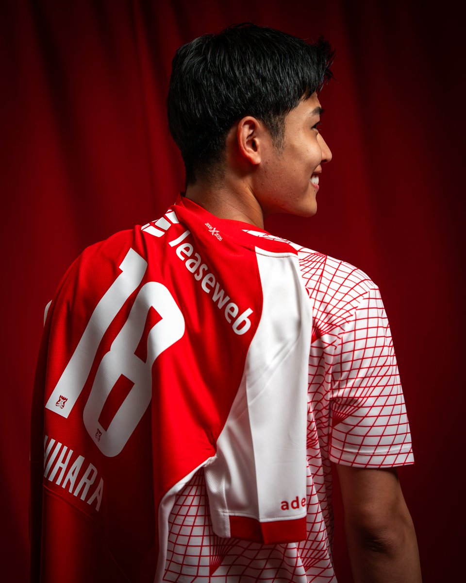 AZAlkmaar's tweet photo. 🏡🔴 Home, stitched into every detail.

🛒 Bestel hier het nieuwe thuisshirt: https://t.co/buwLOqe8Us

#AZAlkmaar #Footballkit #NikeFootball #TheFutureIsOurs https://t.co/ldrRioxlln