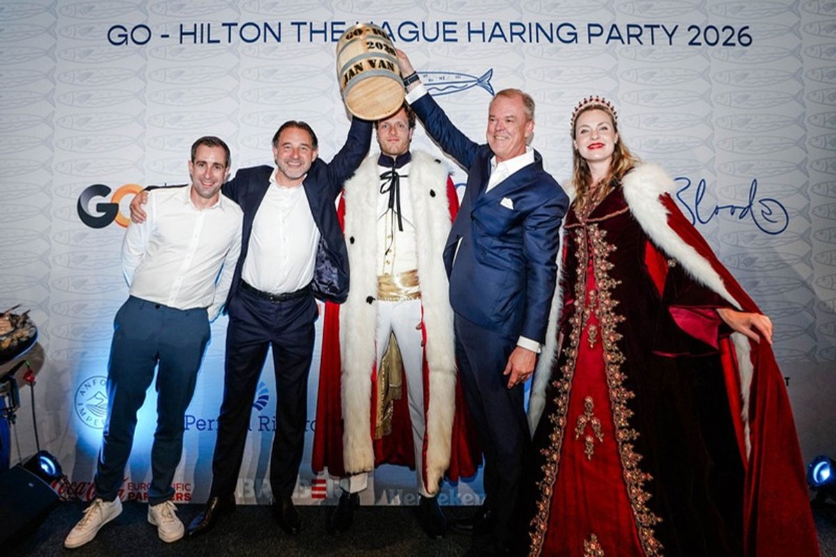 heystek's tweet photo. Historische aankomst van de Hollandse Nieuwe brengt Nederlandse traditie naar Hilton The Hague https://t.co/3578tqAkqb https://t.co/WE9UzGUmnA