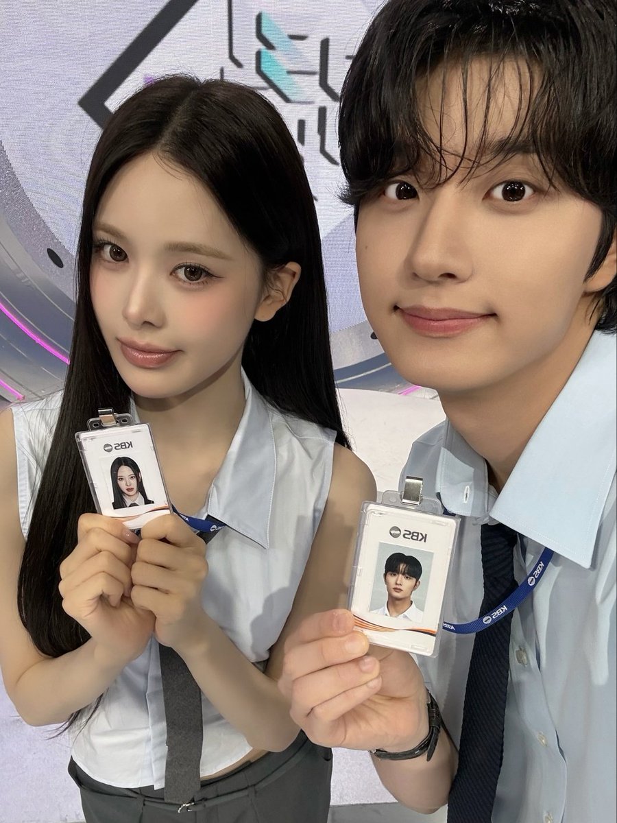 KBSMusicBank's tweet photo. ✨️새롭게 바뀐 은행장 사무실✨️
그리고 여전히 사랑스러운💖
우리의 🐶째빵즈🐱
째빵즈 없는 금요일 너무 허전했어😢 https://t.co/v5DtVruq7g