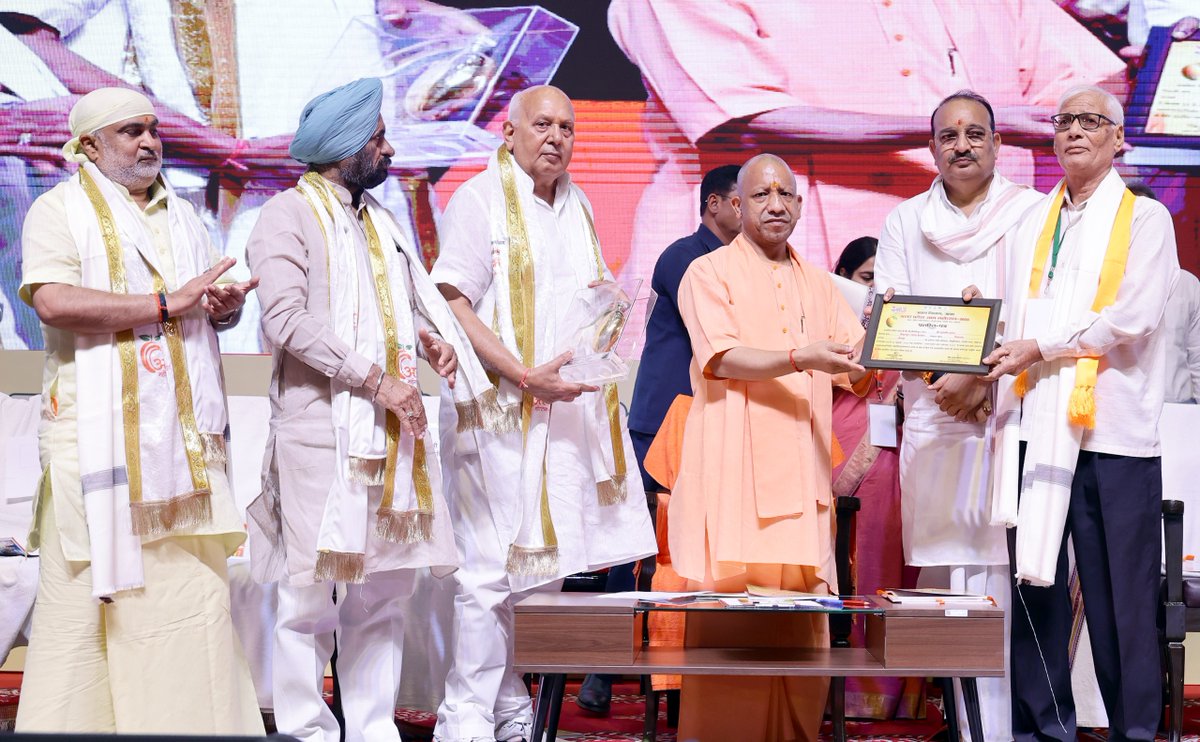 CMOfficeUP's tweet photo. बागवानी को बाजार, किसानों को सम्मान!

मुख्यमंत्री @myogiadityanath जी आज लखनऊ में उत्तर प्रदेश आम महोत्सव-2026 के शुभारंभ कार्यक्रम में सम्मिलित हुए। 

इस अवसर पर आम महोत्सव की स्मारिका का विमोचन तथा प्रगतिशील बागवानों को सम्मानित भी किया गया। https://t.co/tckprF5f6o