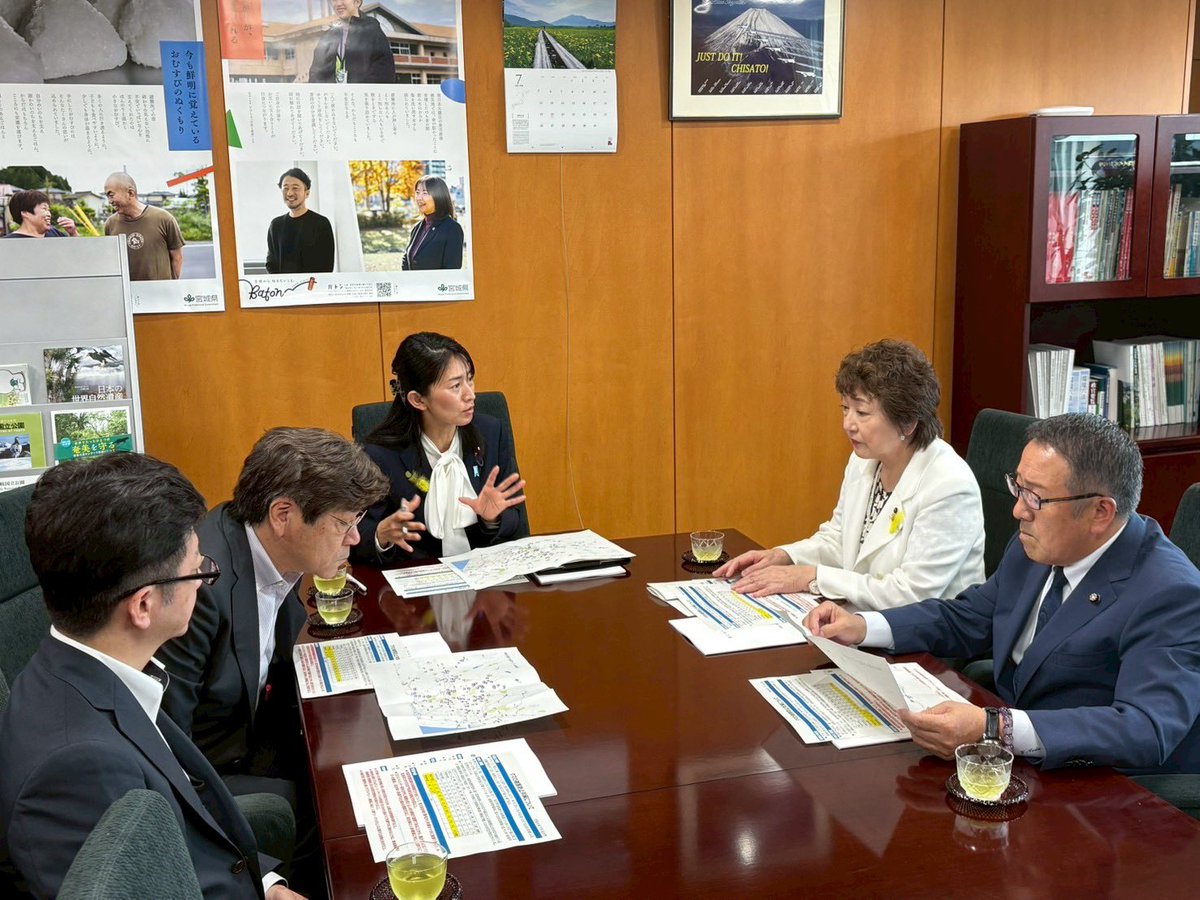 ChiiChiiiii's tweet photo. 本日、郡和子市長、野田ゆずる議長が仙台より、環境省にお越しいただきました。
ご地元の土井亨代議士、渡辺勝幸代議士にもご同行いただきました。

クマ対策と太陽光ソーラーパネルのリサイクルについてのご要望でした。
仙台市さんでは、緊急銃猟で対応いただきましたが、市内でもクマの出没が増えており、クマ出没マップも作り、市民の安全のために様々な対策をしていただいています。
お話はもちろん、表情からもどれほど喫緊の課題であるかがわかります。

ソーラーパネルについてはリサイクルやリユースについてのご要望でした。
環境省としても、地域住民の安全確保と自然環境保全、ともに取り組んでいきます。