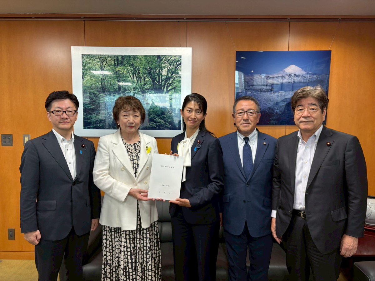 ChiiChiiiii's tweet photo. 本日、郡和子市長、野田ゆずる議長が仙台より、環境省にお越しいただきました。
ご地元の土井亨代議士、渡辺勝幸代議士にもご同行いただきました。

クマ対策と太陽光ソーラーパネルのリサイクルについてのご要望でした。
仙台市さんでは、緊急銃猟で対応いただきましたが、市内でもクマの出没が増えており、クマ出没マップも作り、市民の安全のために様々な対策をしていただいています。
お話はもちろん、表情からもどれほど喫緊の課題であるかがわかります。

ソーラーパネルについてはリサイクルやリユースについてのご要望でした。
環境省としても、地域住民の安全確保と自然環境保全、ともに取り組んでいきます。
