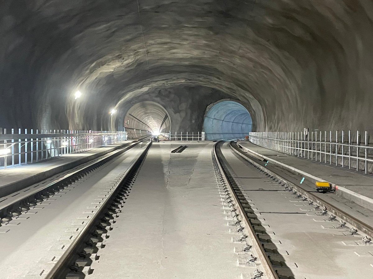oscar_puente_'s tweet photo. El puerto de Coruña no tenía acceso ferroviario, lo que condicionaba su capacidad operativa y su posibilidad de crecimiento. Ese acceso ya está finalizado. Es interminable el listado de cosas que hemos hecho estos 8 años para transformar este país. https://t.co/3ZUUZa4Yw5