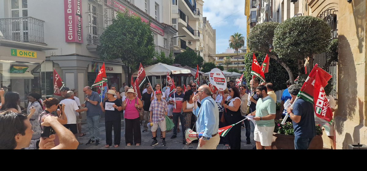 CCOOHabitat_Cad's tweet photo. CC.OO se concentra a las puertas del Ayuntamiento de Algeciras para reivindicar que los trabajador@s de fines de semana de la Empresa Algesa, Limpieza Viaria, puedan optar a jornada completa
#DerechosLaborales
#Algeciras
#ComitéDeEmpresa
@CCOOHabitat_AN 
@Joseccooand 
@ccoocadiz https://t.co/pIvLzVhUEC