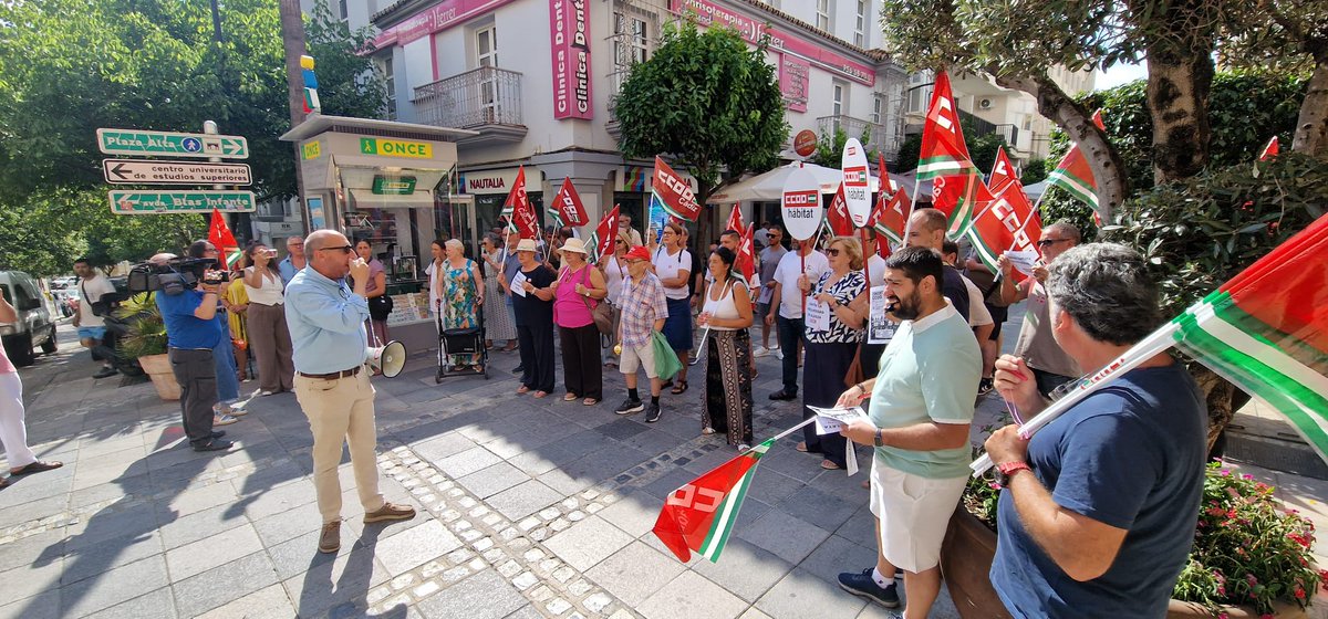 CCOOHabitat_Cad's tweet photo. CC.OO se concentra a las puertas del Ayuntamiento de Algeciras para reivindicar que los trabajador@s de fines de semana de la Empresa Algesa, Limpieza Viaria, puedan optar a jornada completa
#DerechosLaborales
#Algeciras
#ComitéDeEmpresa
@CCOOHabitat_AN 
@Joseccooand 
@ccoocadiz https://t.co/pIvLzVhUEC
