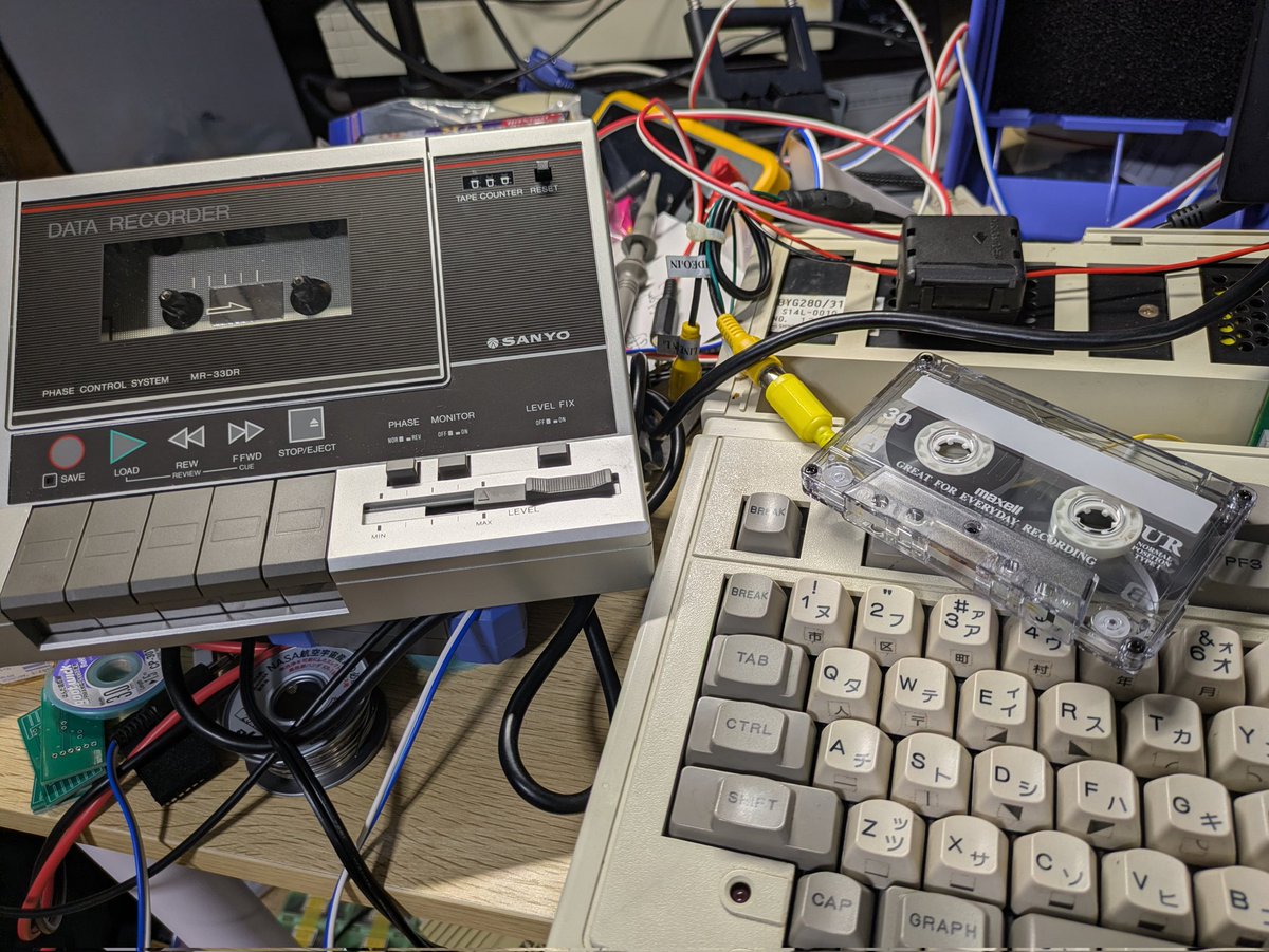 osaanmed's tweet photo. 令和の時代にカセットテープを使ってプログラムを保存しています（現代PCでプログラムを書きたいですがFM-7に持っていく方法が思いつきません） https://t.co/VhTOgJcsus