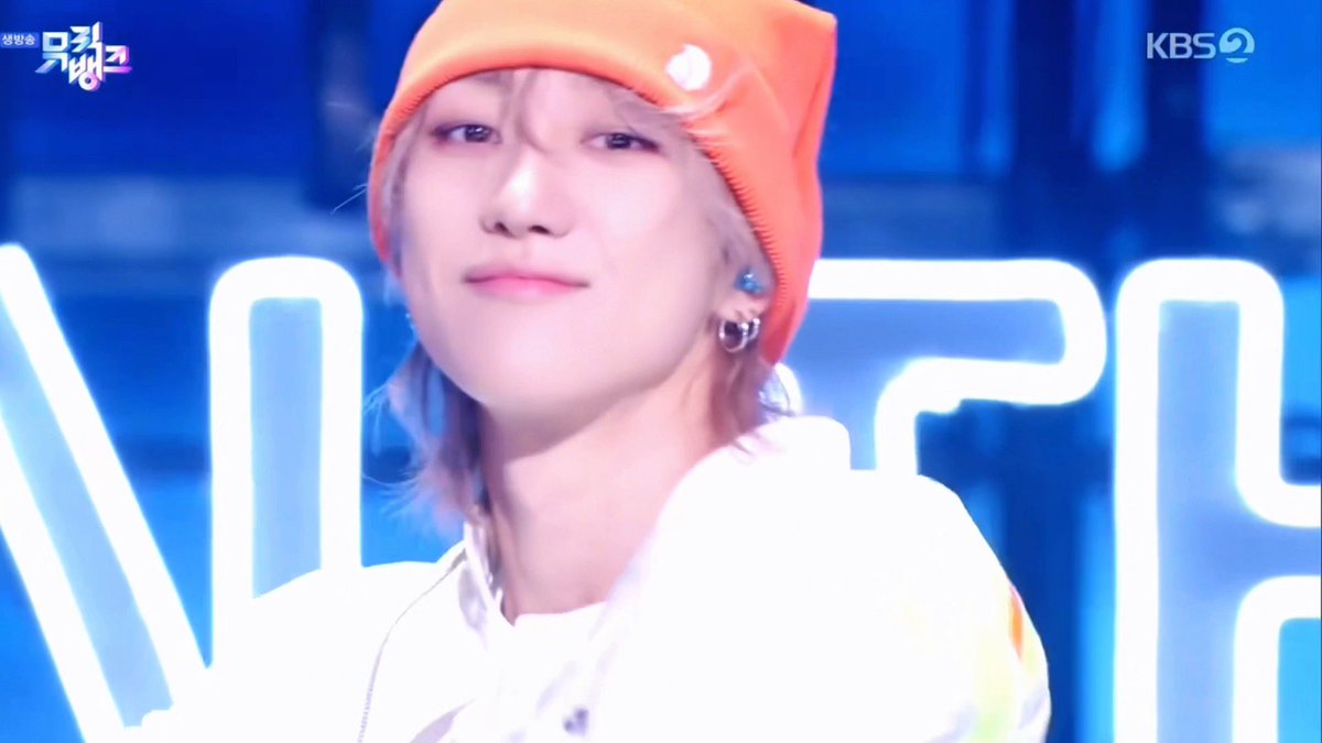 pastelmoonsky8's tweet photo. PROTECT HIM AT ALL COSTS 😭😭 https://t.co/Any0WOeILL