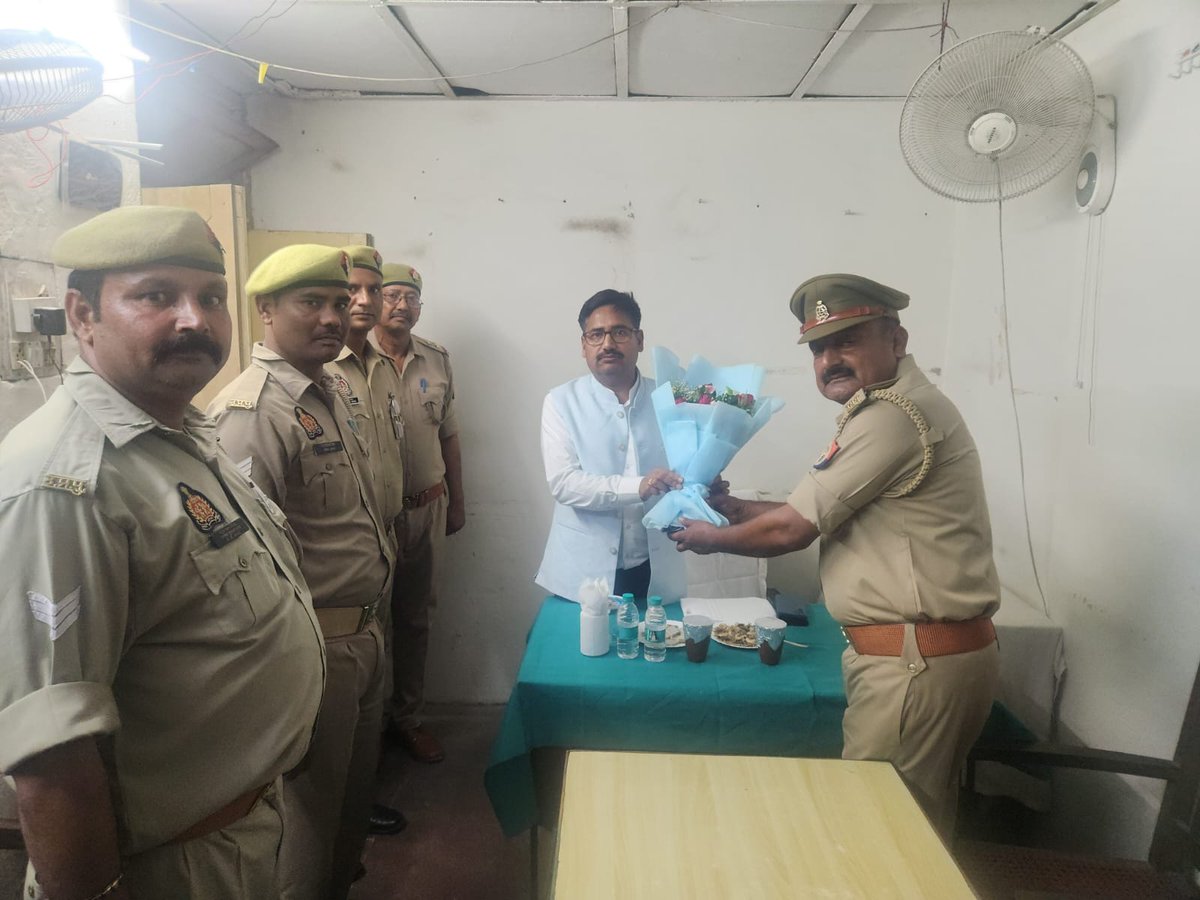 dguppcl's tweet photo. अपर पुलिस महानिदेशक महोदय उ०प्र० पा०का०लि० द्वारा प्रवर्तन दल लेसा द्वितीय कार्यालय लखनऊ का आकस्मिक निरीक्षण किया गया एवं प्रवर्तन दल प्रभारी निरीक्षक रोहित प्रसाद एवं समस्त कर्मचारीगण को आवश्यक निर्देश दिये गये। https://t.co/5AFK3QH1Qg