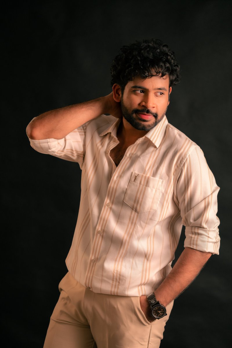 shreyasgroup's tweet photo. Class. Confidence. Timeless Style ❤️🔥
Hero @KarthikJayanth9 effortlessly blends elegance confidence and charm in every frame.✨
#KarthikJayanthi #Rayavalasa #ShreyasMedia #ShreyasGroup https://t.co/uYUpj1m8Tn