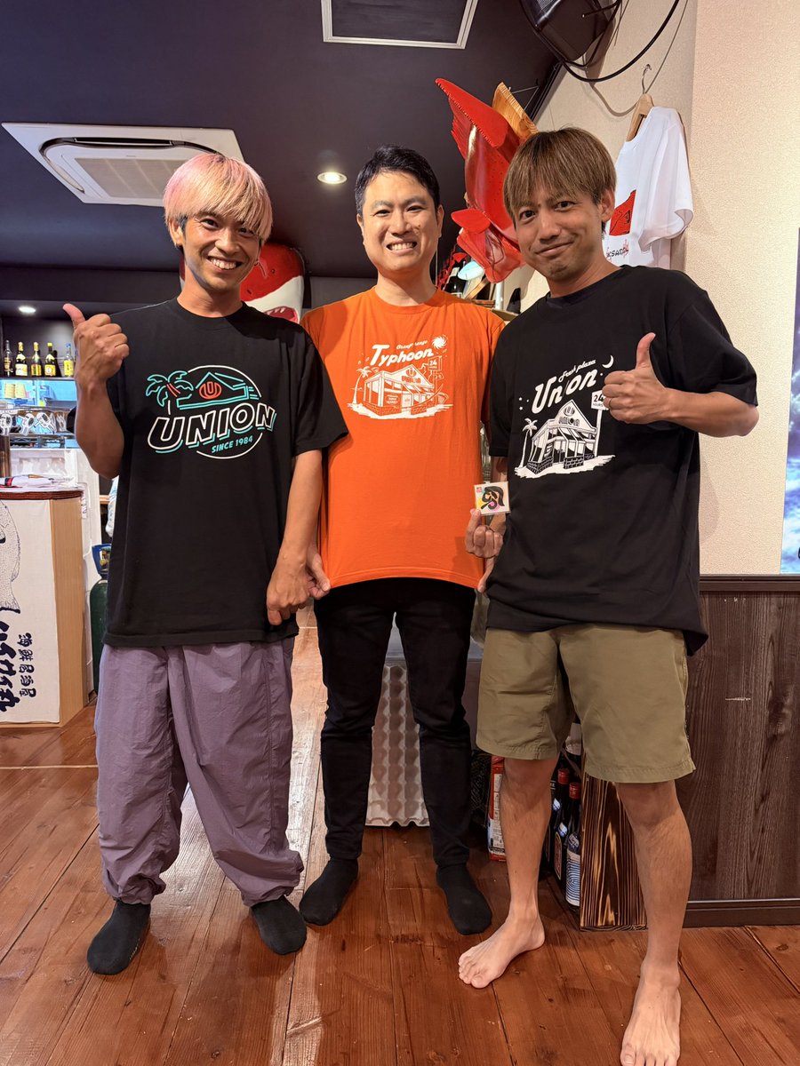 jyujiro_k's tweet photo. ユニT三兄弟です😎✨
#ハイサイ探偵団 ひっちゃん #ORANGERANGE HIROKIさん
オレンジのユニTは、今では非売品となった ORANGE RANGE × ユニオン コラボTシャツ👕
まさかHIROKIさんご本人の前で着られる日が来るとは…✨ めちゃくちゃ幸せです。

#ハイサイ丸 #ユニオンですから
#多分全員次男 https://t.co/w8Lp4Oy2SR