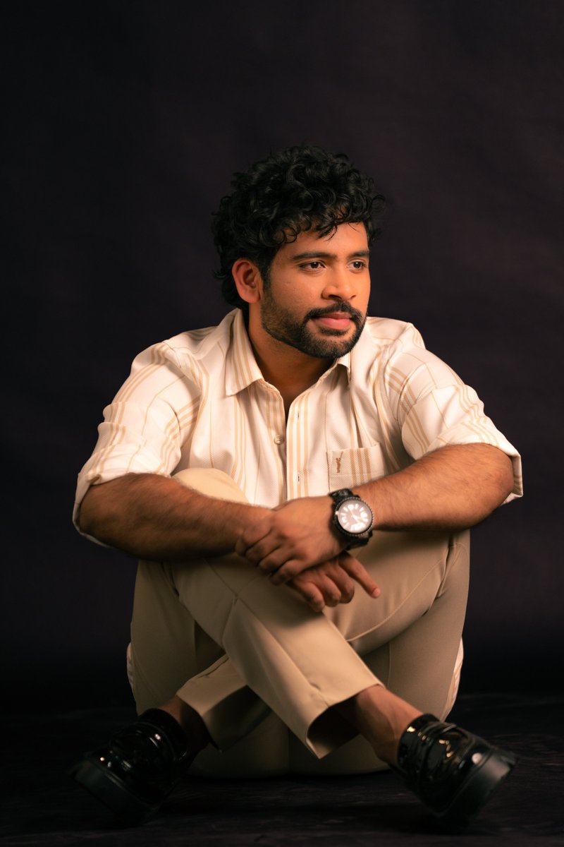 shreyasgroup's tweet photo. Class. Confidence. Timeless Style ❤️🔥
Hero @KarthikJayanth9 effortlessly blends elegance confidence and charm in every frame.✨
#KarthikJayanthi #Rayavalasa #ShreyasMedia #ShreyasGroup https://t.co/uYUpj1m8Tn
