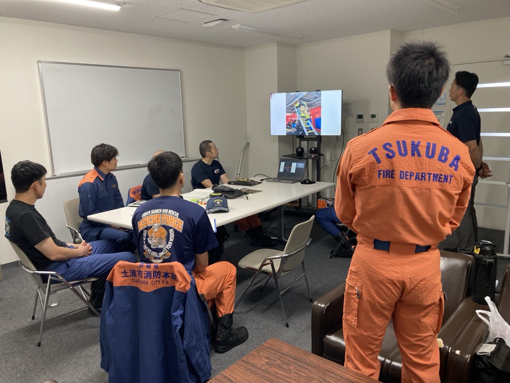 FD01088180's tweet photo. 【土浦市消防本部との合同訓練実施】

土浦市消防本部の皆さまと、自分をそして仲間を守るためにFFS(ファイヤー・ファイター・サバイバル)訓練を実施しました。 

一緒に汗を流し、さらに消防本部同士の連携を深め災害対応能力向上につなげてまいります！

@tsukubais ＃土浦市消防本部 ＃つくば消防 https://t.co/KYg4yn7k3g