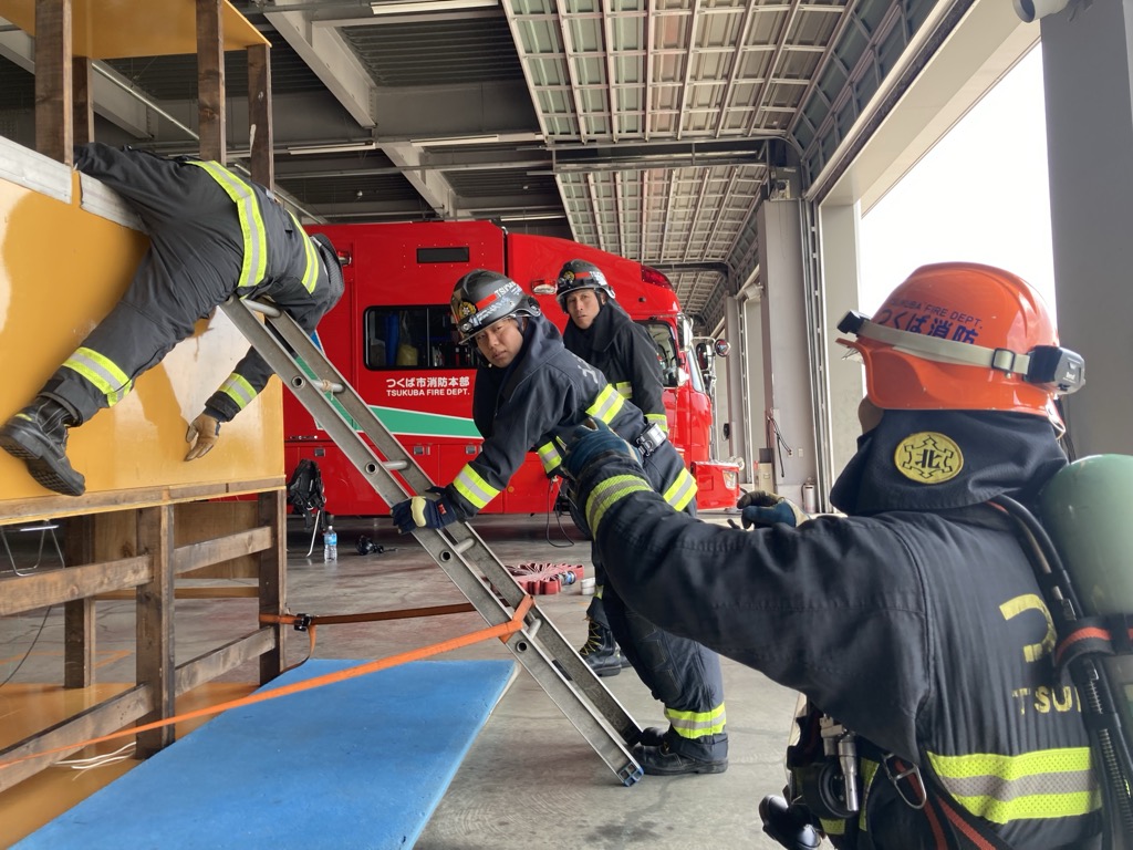 FD01088180's tweet photo. 【土浦市消防本部との合同訓練実施】

土浦市消防本部の皆さまと、自分をそして仲間を守るためにFFS(ファイヤー・ファイター・サバイバル)訓練を実施しました。 

一緒に汗を流し、さらに消防本部同士の連携を深め災害対応能力向上につなげてまいります！

@tsukubais ＃土浦市消防本部 ＃つくば消防 https://t.co/KYg4yn7k3g