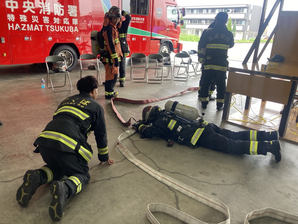 FD01088180's tweet photo. 【土浦市消防本部との合同訓練実施】

土浦市消防本部の皆さまと、自分をそして仲間を守るためにFFS(ファイヤー・ファイター・サバイバル)訓練を実施しました。 

一緒に汗を流し、さらに消防本部同士の連携を深め災害対応能力向上につなげてまいります！

@tsukubais ＃土浦市消防本部 ＃つくば消防 https://t.co/KYg4yn7k3g