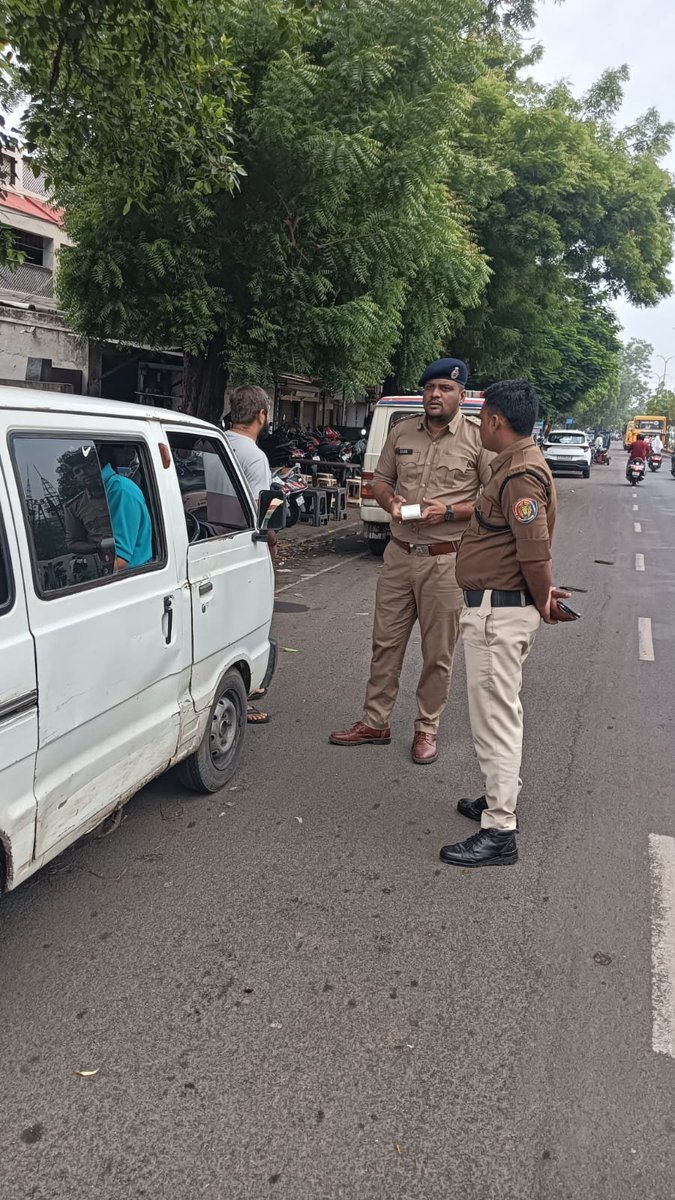 RtoRajkot's tweet photo. રાજકોટ RTO દ્વારા સખત કાર્યવાહી! 
શહેરભરમાં સ્કૂલ બસ અને વાન સામે સઘન ચેકિંગ ડ્રાઇવ હાથ ધરવામાં આવી છે.નિયમ ભંગ કરતા વાહનોને દંડ ફટકારવામાં આવ્યો છે.આ દરમિયાન, કાળા કાચ (બ્લેક ફિલ્મ) સાથેની એક સ્કૂલ વાન ઝડપાતા, સ્થળ પર જ બ્લેક ફિલ્મ દૂર કરાવી કડક કાર્યવાહી કરવામાં આવી છે. https://t.co/WokBRUWU9K