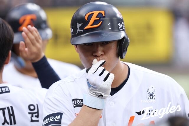 dongmelee04's tweet photo. "동주야 미국에서 오느라 고생했다" 한화 동료들은 한 번도 잊지 않았다…그들의 모자에 새긴 1번, 문동주는 늘 함께였다 🥹🥹

노시환은 "미국에서 수술도 하고, 재활도 했으니 오느라 고생했다는 말을 전했다. 미국 생활 어땠냐, 미국에서 뭐 하고 왔냐는 등의 이야기를 주고받았다"라고 했다. https://t.co/EcxVSdkBBO