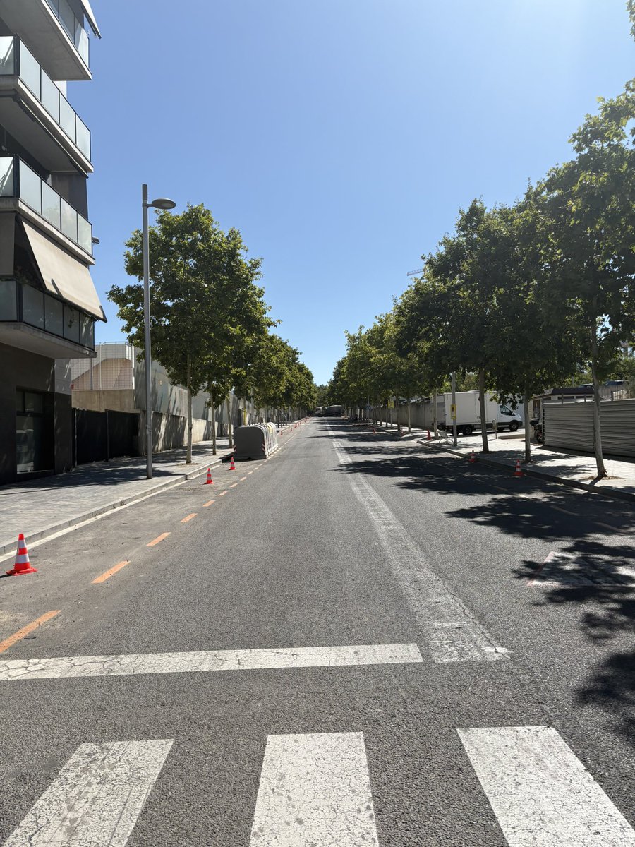 knoxtgn's tweet photo. A les 11 hores divendres laborable carrers buits cotxes contats, ja des de dimarts a la nit aparcaments amb conos, la GU restringint el accés a la zona del Francolí quan encara fins demà encara queden 24 hores perquè vingui algú del @LeTour , cal avançar-se tant? @TGNAjuntament https://t.co/J24V8v96Jk