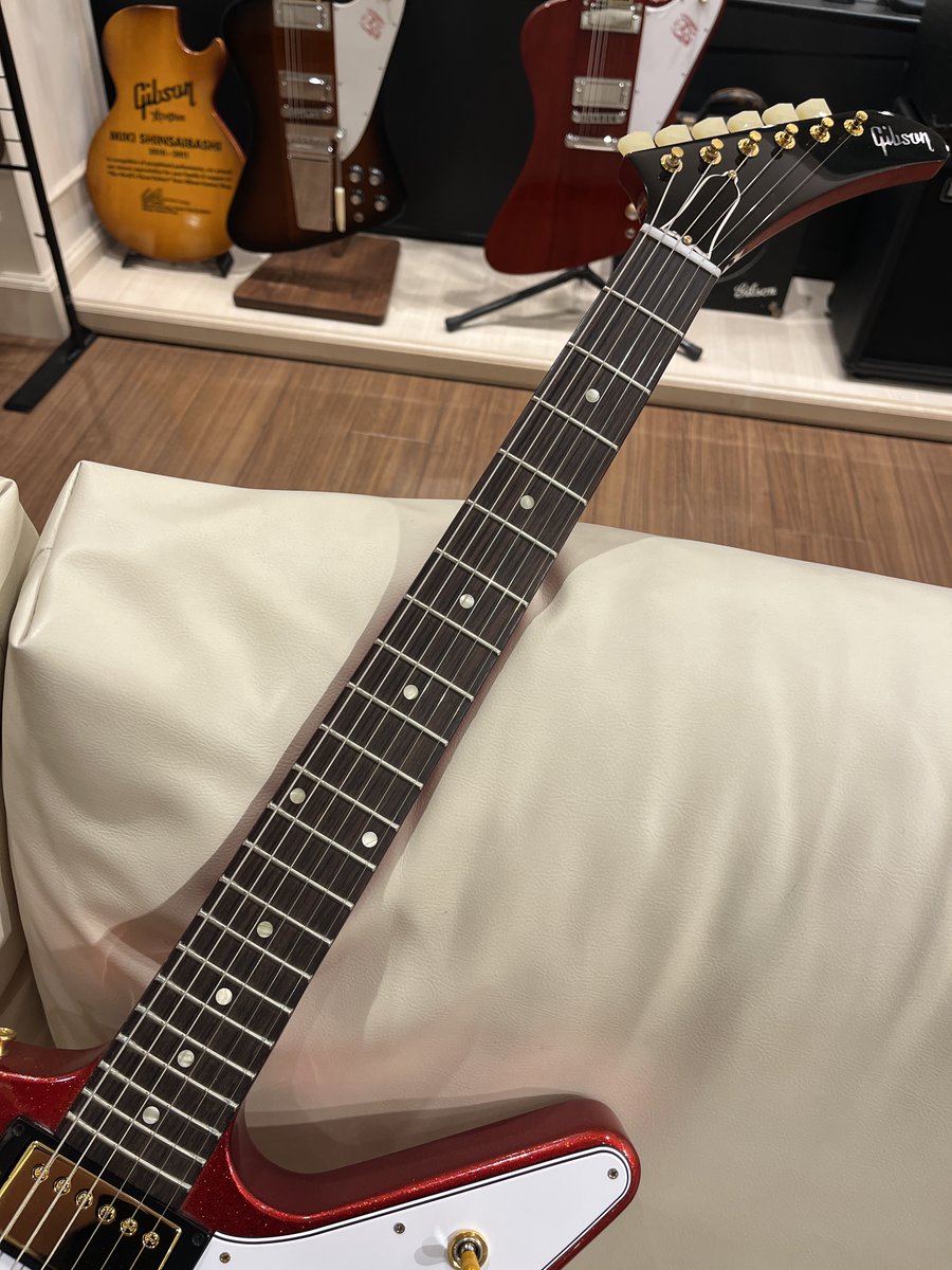 mikiame's tweet photo. 【Gibsonフロア今日のチラ見せ👀】
1958 Explorer Mahogany Red Sparkle Gloss
めちゃくちゃかっこいいExplorerが入荷‼️
スパークルフィニッシュにスティンガーが採用された特別1本です‼️
是非ご検討の程を👇
商品ページ
https://t.co/yZYQkaJQzq
#mikigakki #Gibson #エレキギター #amemura https://t.co/HmcE7UZ3g2
