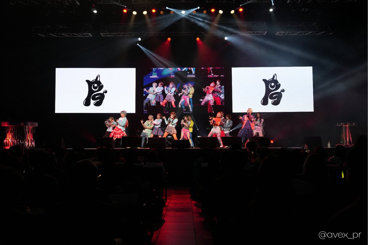 avex_pr's tweet photo. ✨‥∵‥‥∵‥‥∵‥‥∵‥‥∵‥✨

　社員総会「xeva live 2026」を開催！

🎤‥∵‥‥∵‥‥∵‥‥∵‥‥∵‥🎤

今年のMCには、
#古坂大魔王🎤 と
#はんなみいな🎤 をお迎え！

社員表彰やIP×グローバルをテーマにした
社員同士のトークセッションなど、
会社全体について理解を深める機会となりました。

毎年恒例のアーティストライヴでは、
#PG と #ONEOREIGHT が登場🎧
圧巻のパフォーマンスで、
会場を大いに沸かしました🔥

#エイベックス