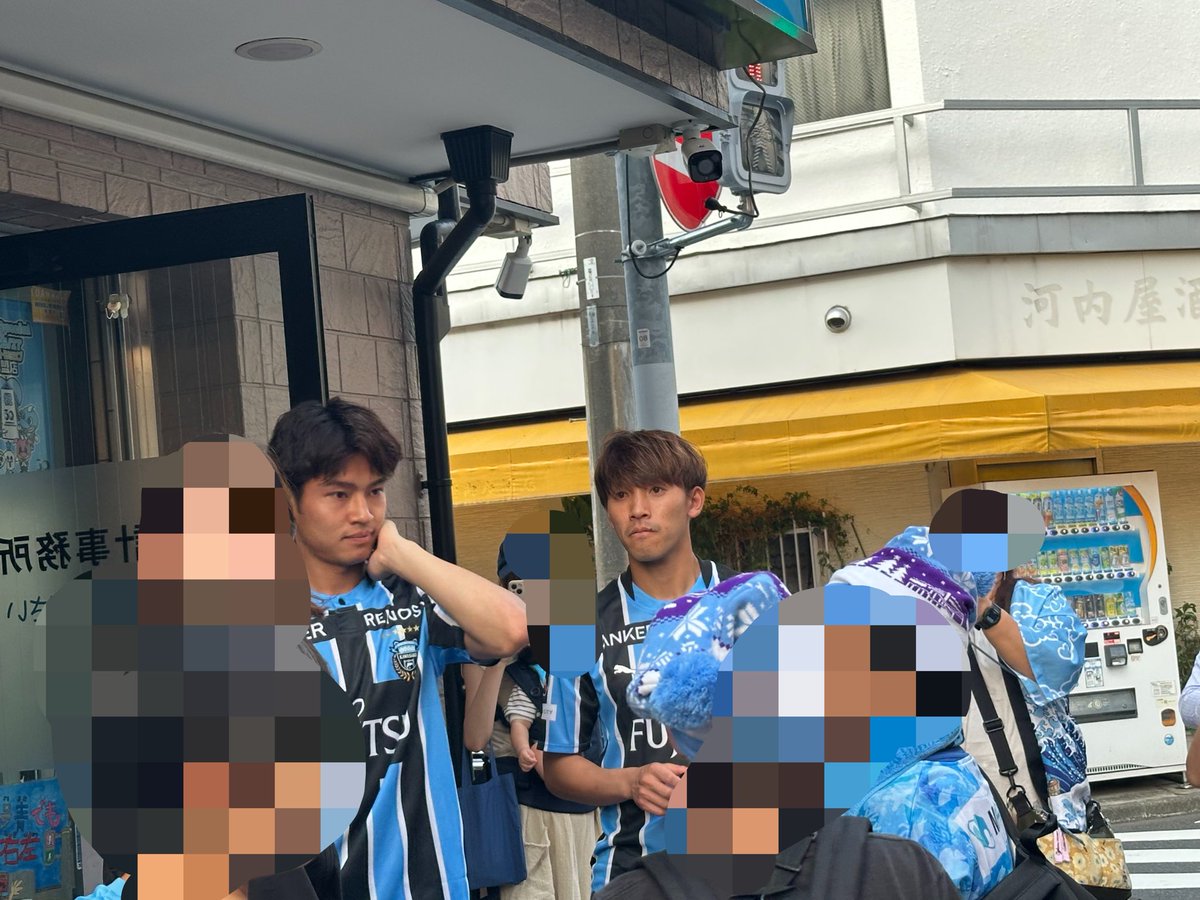 yyysya's tweet photo. 今年は川崎大師には行けず、仕事帰りにダッシュして、地元に来てくれたお二人にだけ会えました！
いいユニだねぇ✨
活躍に期待してます。
いいシーズンにしましょう！！

#2026_27川崎商店街回り
#橘田健人
#野田裕人 https://t.co/cXda2hDq6a