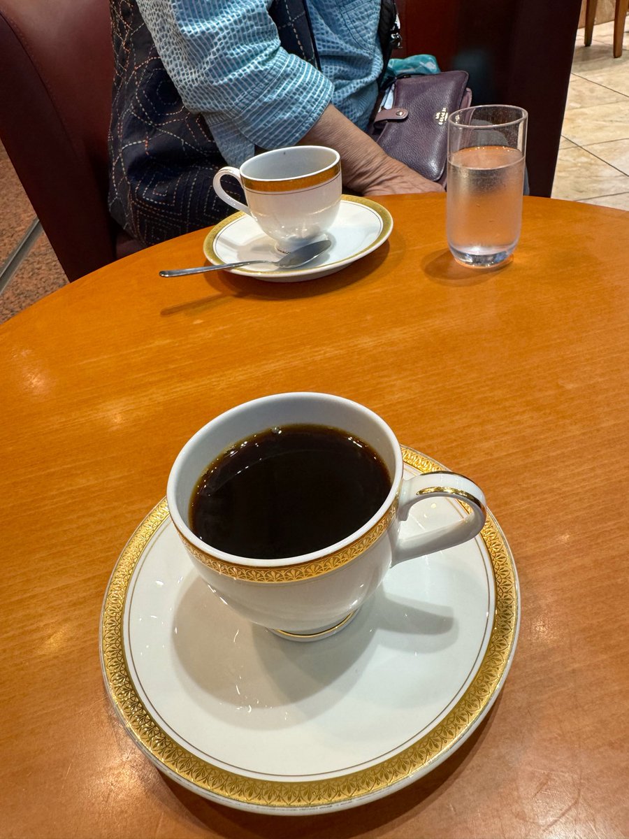 yahiros's tweet photo. 夕方の珈琲休憩。
通勤路のネジバナは見頃になってきました。
銀座トリコロール仙台三越さんにて https://t.co/t4kMxKVtnH