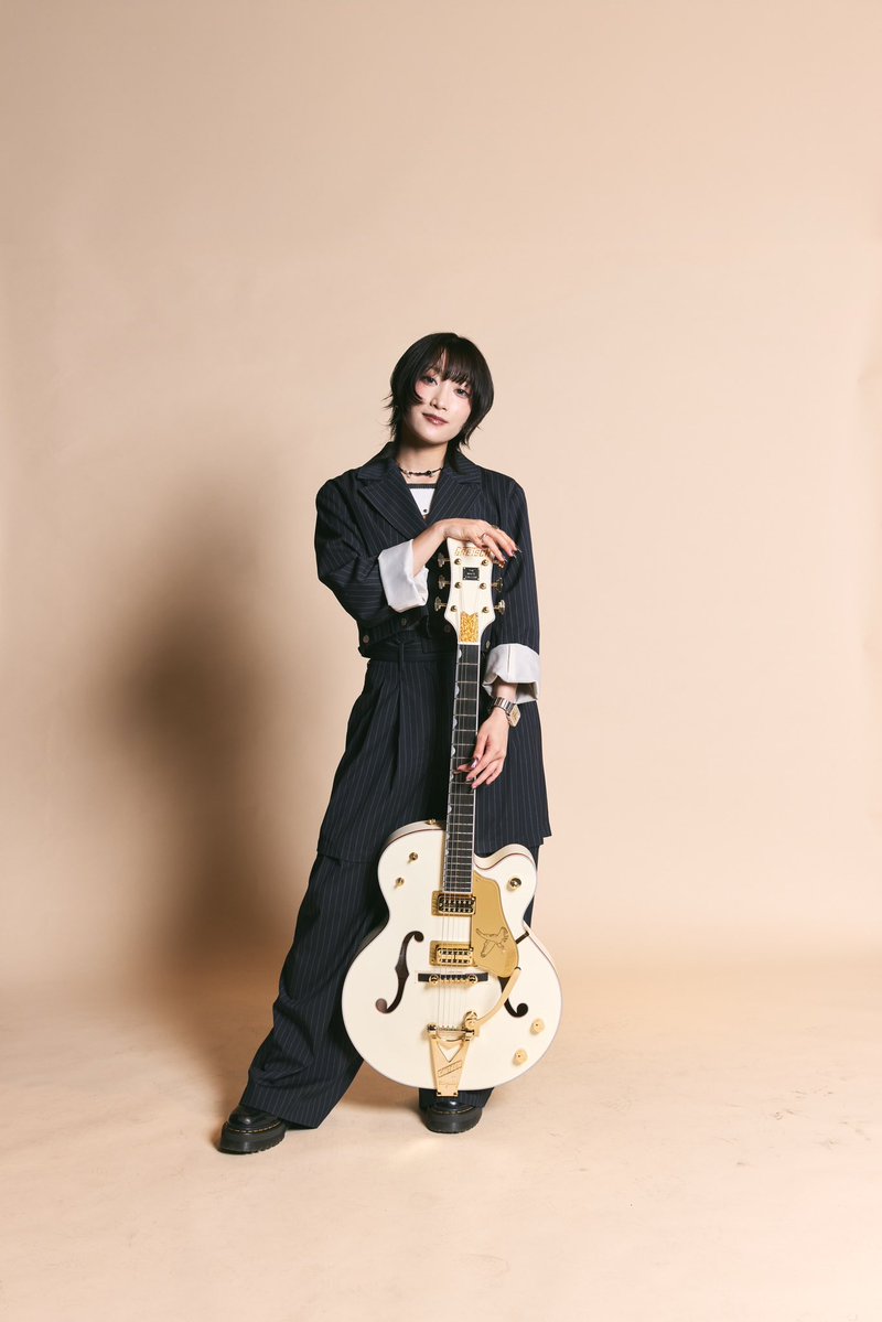 yutori_310's tweet photo. そして、GretschさんのWhite Falconをお借りして一緒に写真を撮っていただきました。
自分のWhite Falcon以外を触ったの初めてだったけど、やっぱり美しいな〜 https://t.co/3fdwYW5kDb