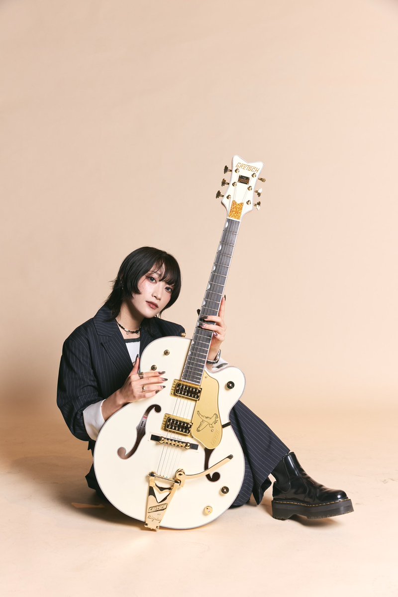 yutori_310's tweet photo. そして、GretschさんのWhite Falconをお借りして一緒に写真を撮っていただきました。
自分のWhite Falcon以外を触ったの初めてだったけど、やっぱり美しいな〜 https://t.co/3fdwYW5kDb