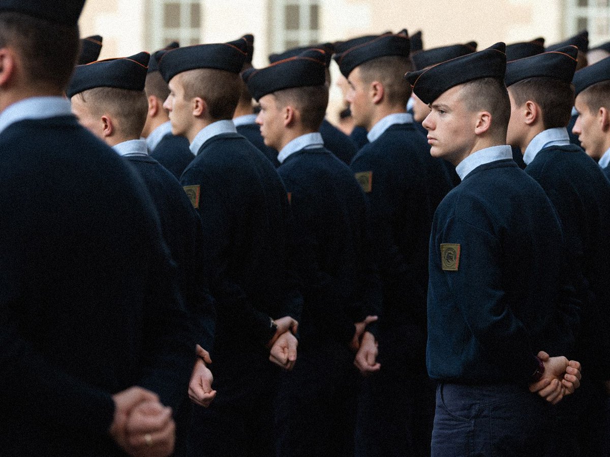 CerfiaFR's tweet photo. 🇫🇷🎖️ FLASH  | Des familles accusent le Prytanée national militaire de La Flèche, l'une des plus prestigieuses classes préparatoires militaires de France, d'avoir ÉCARTÉ des candidats issus de lycées catholiques hors contrat.

En cause, un rapport Parcoursup 2025 mentionnant l'« inscription dans des établissements hors contrat » parmi les « critères éliminatoires ». Des parents ont saisi la justice pour DISCRIMINATION.

Le ministère des Armées réfute toute discrimination, affirme que tous les dossiers ont été examinés et qualifie cette mention d'« initiative personnelle, regrettable et erronée », promettant sa suppression. (Le Figaro)