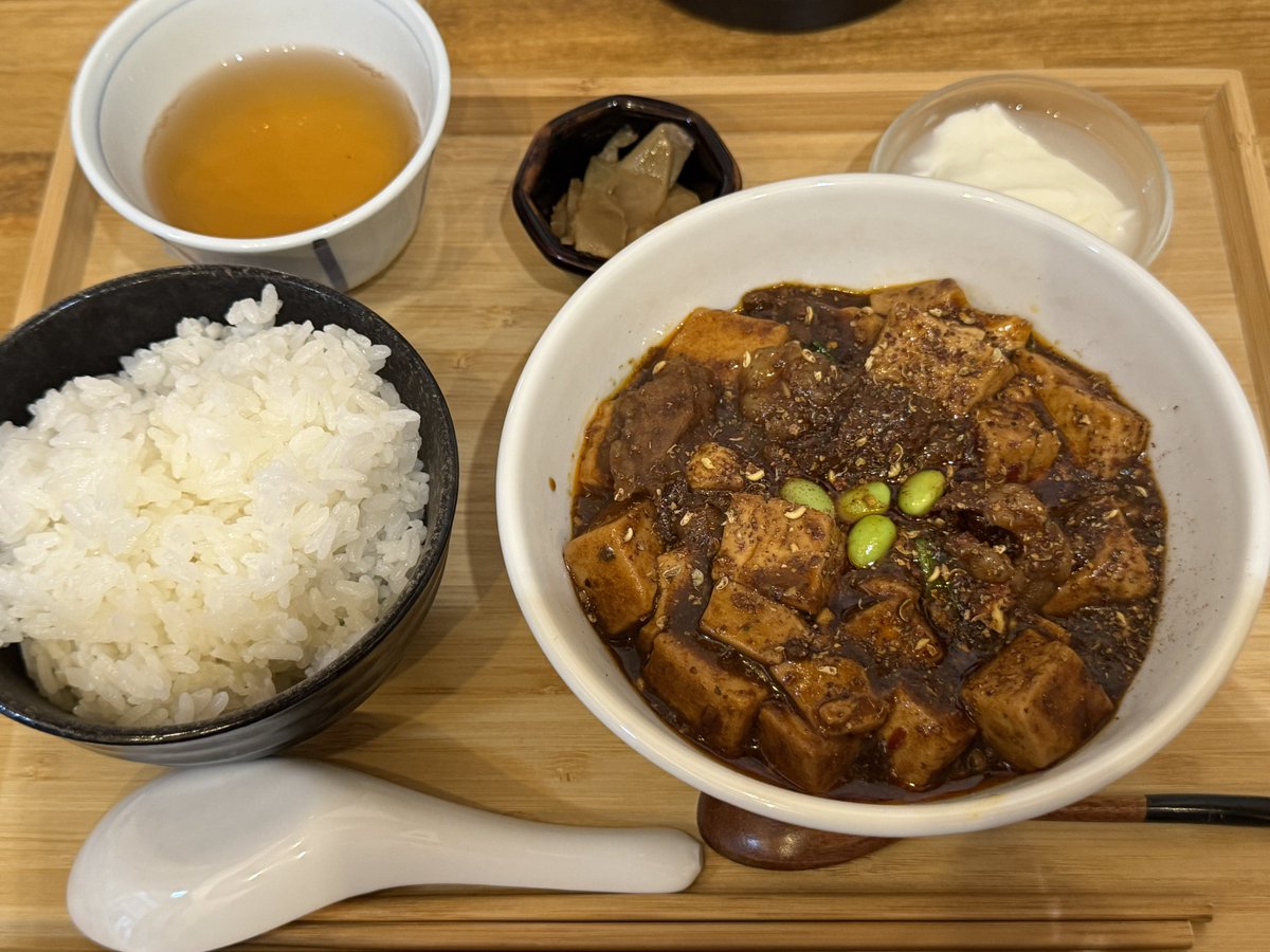 rokidan5's tweet photo. 本日は東京麻婆痺辛ホルモンミニ杏仁
お店の夏休み前に麻婆食べられるのが多分もう今日しかない！って事で参上
涼しい店内で美味しく頂く幸せ…

でも暑い店内で辛い辛い言いながら食べるのも幸せだから
夏休み明けも楽しみにしています！

ご馳走様でした！ https://t.co/9p1GJfP4rY