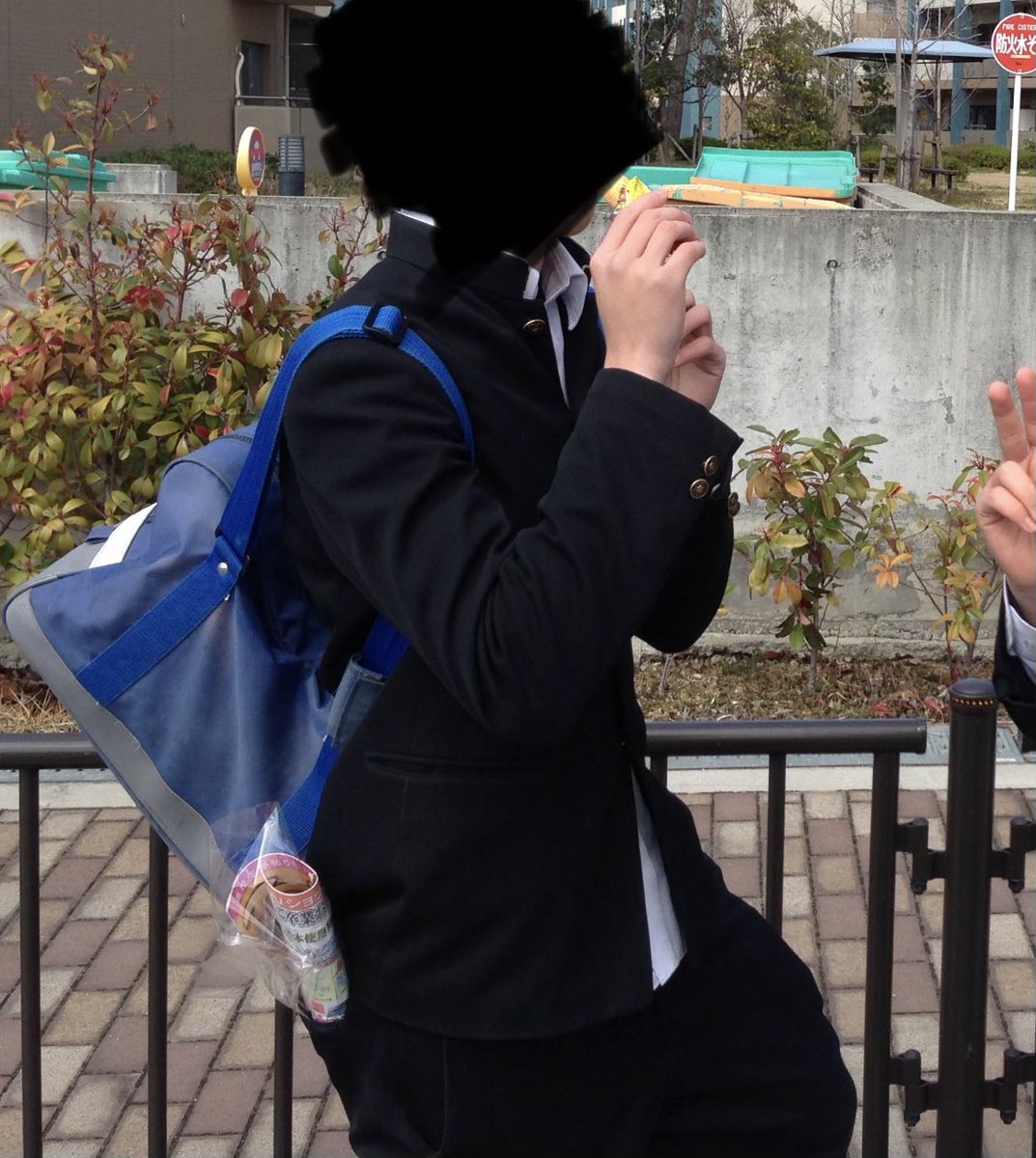 se27_69's tweet photo. 転勤してからタバコを吸う時間とスマホを触る時間がまるでない上にモチベーションたるものも何もなくて労働マシーンと化しています。

　中学▶︎高校▶︎二十 https://t.co/1G2EnTqIMA