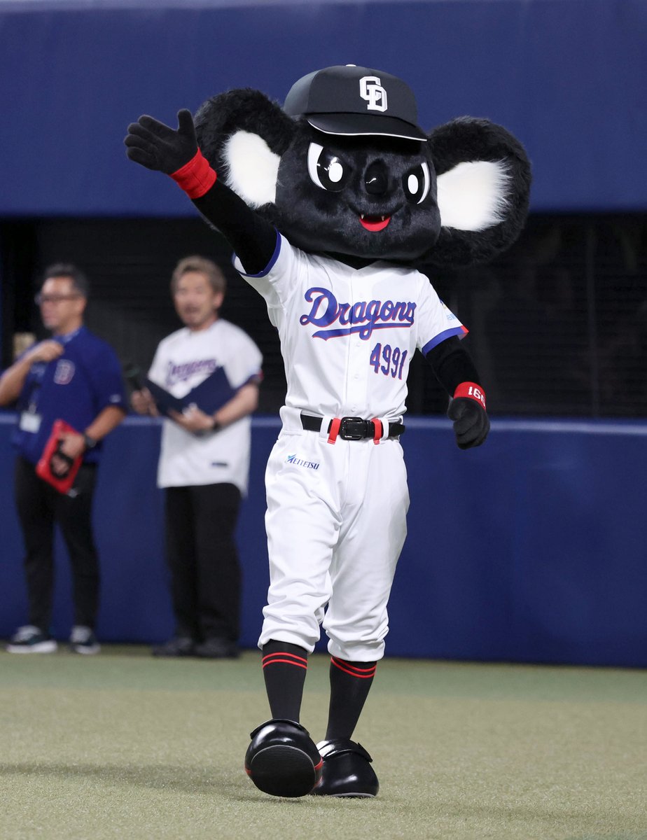 sanspo_giants's tweet photo. 【🔥#熱闘撮って出し🔥】　
相手チームの話題ですが、試合前には新登場の #ブラックドアラ が注目を集めていました。中日ファンのロックバンド・サカナクションの #山口一郎 さんが考案（撮影・中島信生）

#巨人 #ジャイアンツ #giants #サンスポ https://t.co/o0Tlh5eeMq