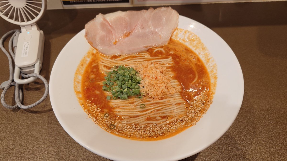 n0vu0913's tweet photo. 東京海老トマト 新宿
今日のお昼ごはんは東京海老トマトにしました。
海老とトマトの両方が感じられる美味しいラーメンでした。
ごちそうさまでした。

麺を食べたあとは、ランチサービスのチーズご飯をスープに入れてリゾット風にしていただきました。(画像なし) https://t.co/lkRVDmjfby