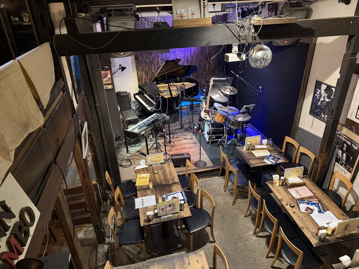 capitalima's tweet photo. Delicious Fourライブ @福岡NewCombo
ボーカルゲスト孝太郎さんをお迎えしながら、フュージョン〜AOR的な感じで。
といいつつ今回かなりファンクで攻める様相もあり。
アグレッシブにがんばります。 https://t.co/SMMfZnS0Jw