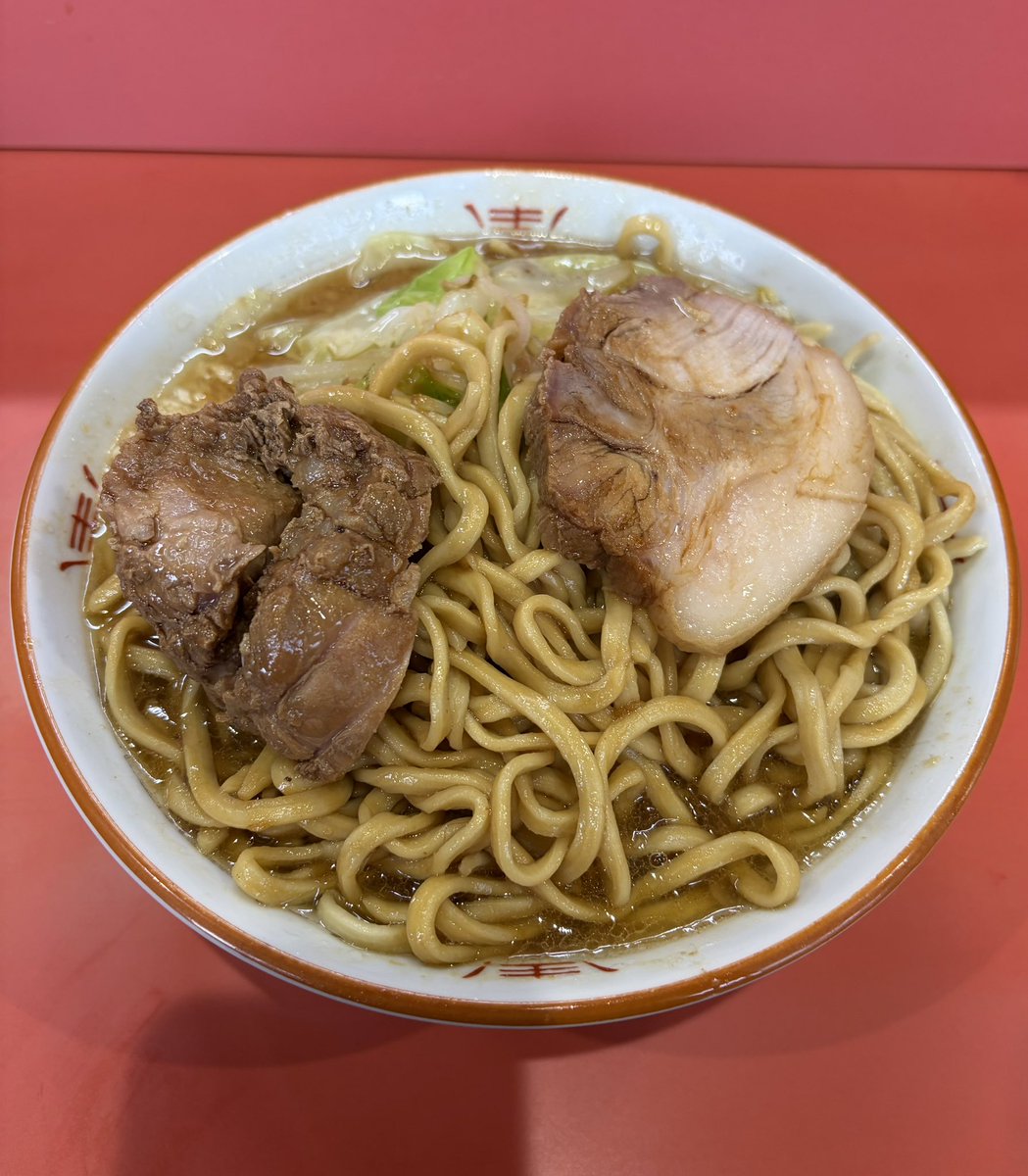 jiro4691's tweet photo. ラーメン二郎仙川店15ラーメン硬め野菜少なめニンニクカラメ店主フルオペ。熱々の非乳化寄り微乳化スープにパツボキ麺が激旨。豚も超好みな神豚で美味過ぎる。自分は麺ファースト最後に食べる油纏った野菜も最高。全てが完璧完飲完食大満足。女将さん麺硬覚えててくれて感謝です。 https://t.co/DJrQ23IdNe