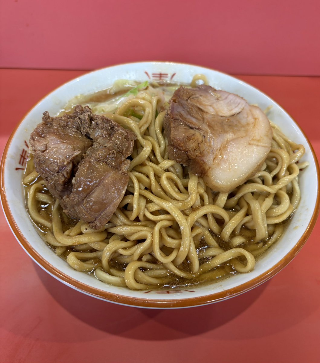 jiro4691's tweet photo. ラーメン二郎仙川店15ラーメン硬め野菜少なめニンニクカラメ店主フルオペ。熱々の非乳化寄り微乳化スープにパツボキ麺が激旨。豚も超好みな神豚で美味過ぎる。自分は麺ファースト最後に食べる油纏った野菜も最高。全てが完璧完飲完食大満足。女将さん麺硬覚えててくれて感謝です。 https://t.co/DJrQ23IdNe