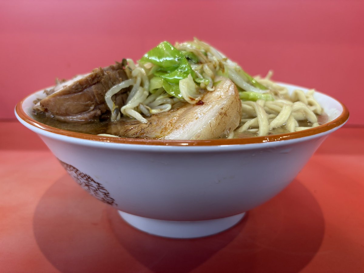 jiro4691's tweet photo. ラーメン二郎仙川店15ラーメン硬め野菜少なめニンニクカラメ店主フルオペ。熱々の非乳化寄り微乳化スープにパツボキ麺が激旨。豚も超好みな神豚で美味過ぎる。自分は麺ファースト最後に食べる油纏った野菜も最高。全てが完璧完飲完食大満足。女将さん麺硬覚えててくれて感謝です。 https://t.co/DJrQ23IdNe