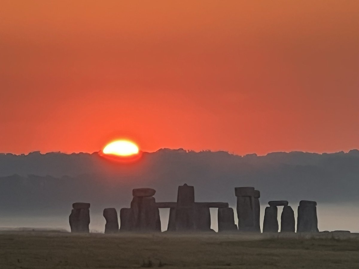 ST0NEHENGE's tweet photo. Sunrise at Stonehenge today (3rd July) was at 4.56am, sunset is at 9.24pm☀️ https://t.co/ZFiBXDjeSf