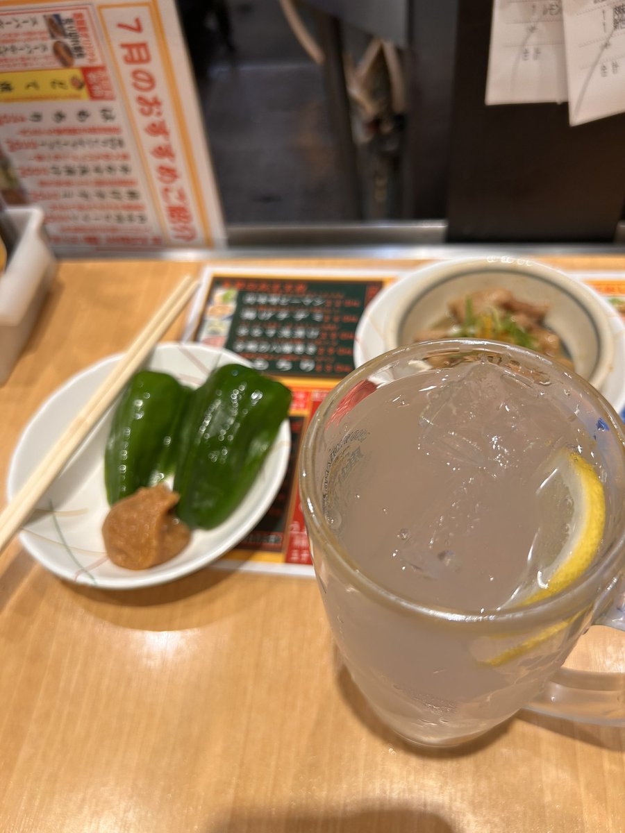 fukutencyo's tweet photo. お疲れ様でした♪

久しぶりに自分で自分を褒める一杯^_^

パワフル仲間でもいいですが、たまにはお一人様でのんびりもいいですねー

今回の東西の展示会で感じた事は経営者自らブースに立って営業されてたことです！

あと表敬訪問やブース内の内輪話しの無いブースは入りやすかったです

しかしあのお菓子とQR交換はなんとかならんもんかいなぁ^_^

#展示会
#企業公式相互フォロー