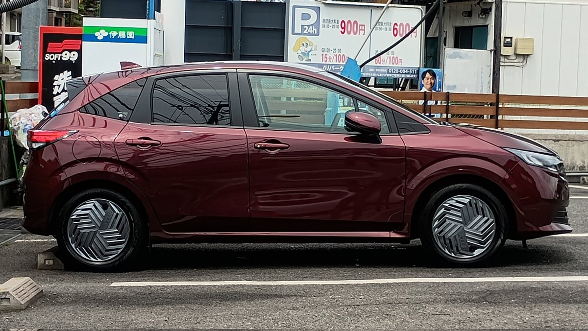 Tr_industries's tweet photo. 上位車種と共通のパワトレを使いつつ、豆電球、鉄チン、ハードプラ内装化された車がこちら

ユーザーから見ればお得ですが、上位車種でも通用する構造でオーバークオリティになり、原価率が高いと思われます
その一方、オーディオレスが標準かつ業務用グレードもあるので、採算取れているのか心配です https://t.co/DbAb4kMOjL