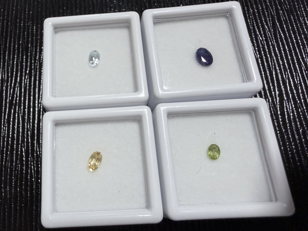 ua30xd's tweet photo. 中は、ペリドット、シトリン、アクアマリン、サファイヤだった！
アメジストじゃなかったけど前回購入したのと被り無し(˘꒳˘ )✨️ https://t.co/VVx9R8tgpF