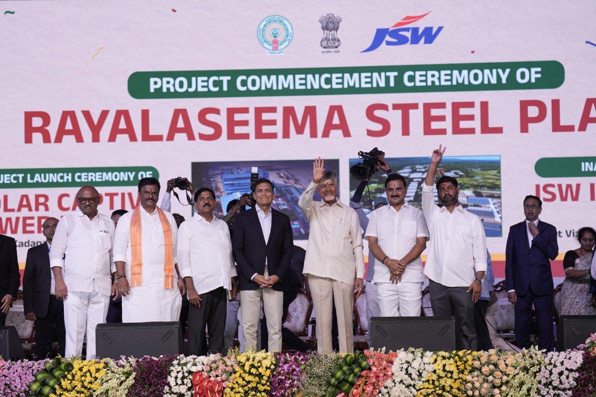 BJP4Andhra's tweet photo. కడప జిల్లా జమ్మలమడుగు నియోజకవర్గంలోని సున్నపురాళ్లపల్లిలో రూ.16,350 కోట్ల పెట్టుబడితో నిర్మితమవనున్న జేఎస్‌డబ్ల్యూ రాయలసీమ స్టీల్ లిమిటెడ్ నిర్మాణ పనులను ముఖ్యమంత్రి శ్రీ నారా చంద్రబాబు నాయుడు గారు, కేంద్ర ఉక్కు సహాయ మంత్రి శ్రీ భూపతిరాజు శ్రీనివాస వర్మ గారు, బిజెపి రాష్ట్ర అధ్యక్షులు శ్రీ పీవీఎన్ మాధవ్ గారు, ఎమ్మెల్యే శ్రీ ఆదినారాయణ రెడ్డి గారు, జిందాల్ గ్రూప్ చైర్మన్ శ్రీ సజ్జన్ జిందాల్ గారు తదితరులు ప్రారంభించారు.

ఏడాదికి 2 మిలియన్ టన్నుల ఉత్పత్తి సామర్థ్యంతో అత్యాధునిక సాంకేతికతతో నిర్మితమవుతున్న ఈ ప్రతిష్టాత్మక స్టీల్ ప్లాంట్, అనుబంధ సోలార్ ప్రాజెక్టుతో కలిసి 2,700 మందికి ప్రత్యక్షంగా, వేలాది మందికి పరోక్షంగా ఉపాధి అవకాశాలు దక్కనున్నాయి. రాయలసీమ పారిశ్రామికాభివృద్ధికి కొత్త ఊపునిస్తూ, రాష్ట్ర ఆర్థిక ప్రగతికి ఈ ప్రాజెక్టు బలమైన పునాది కానుంది.