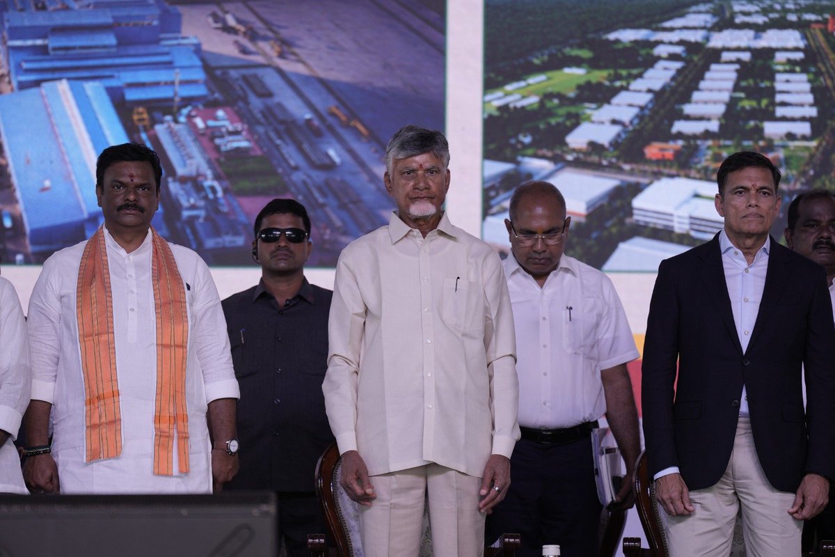 BJP4Andhra's tweet photo. కడప జిల్లా జమ్మలమడుగు నియోజకవర్గంలోని సున్నపురాళ్లపల్లిలో రూ.16,350 కోట్ల పెట్టుబడితో నిర్మితమవనున్న జేఎస్‌డబ్ల్యూ రాయలసీమ స్టీల్ లిమిటెడ్ నిర్మాణ పనులను ముఖ్యమంత్రి శ్రీ నారా చంద్రబాబు నాయుడు గారు, కేంద్ర ఉక్కు సహాయ మంత్రి శ్రీ భూపతిరాజు శ్రీనివాస వర్మ గారు, బిజెపి రాష్ట్ర అధ్యక్షులు శ్రీ పీవీఎన్ మాధవ్ గారు, ఎమ్మెల్యే శ్రీ ఆదినారాయణ రెడ్డి గారు, జిందాల్ గ్రూప్ చైర్మన్ శ్రీ సజ్జన్ జిందాల్ గారు తదితరులు ప్రారంభించారు.

ఏడాదికి 2 మిలియన్ టన్నుల ఉత్పత్తి సామర్థ్యంతో అత్యాధునిక సాంకేతికతతో నిర్మితమవుతున్న ఈ ప్రతిష్టాత్మక స్టీల్ ప్లాంట్, అనుబంధ సోలార్ ప్రాజెక్టుతో కలిసి 2,700 మందికి ప్రత్యక్షంగా, వేలాది మందికి పరోక్షంగా ఉపాధి అవకాశాలు దక్కనున్నాయి. రాయలసీమ పారిశ్రామికాభివృద్ధికి కొత్త ఊపునిస్తూ, రాష్ట్ర ఆర్థిక ప్రగతికి ఈ ప్రాజెక్టు బలమైన పునాది కానుంది.