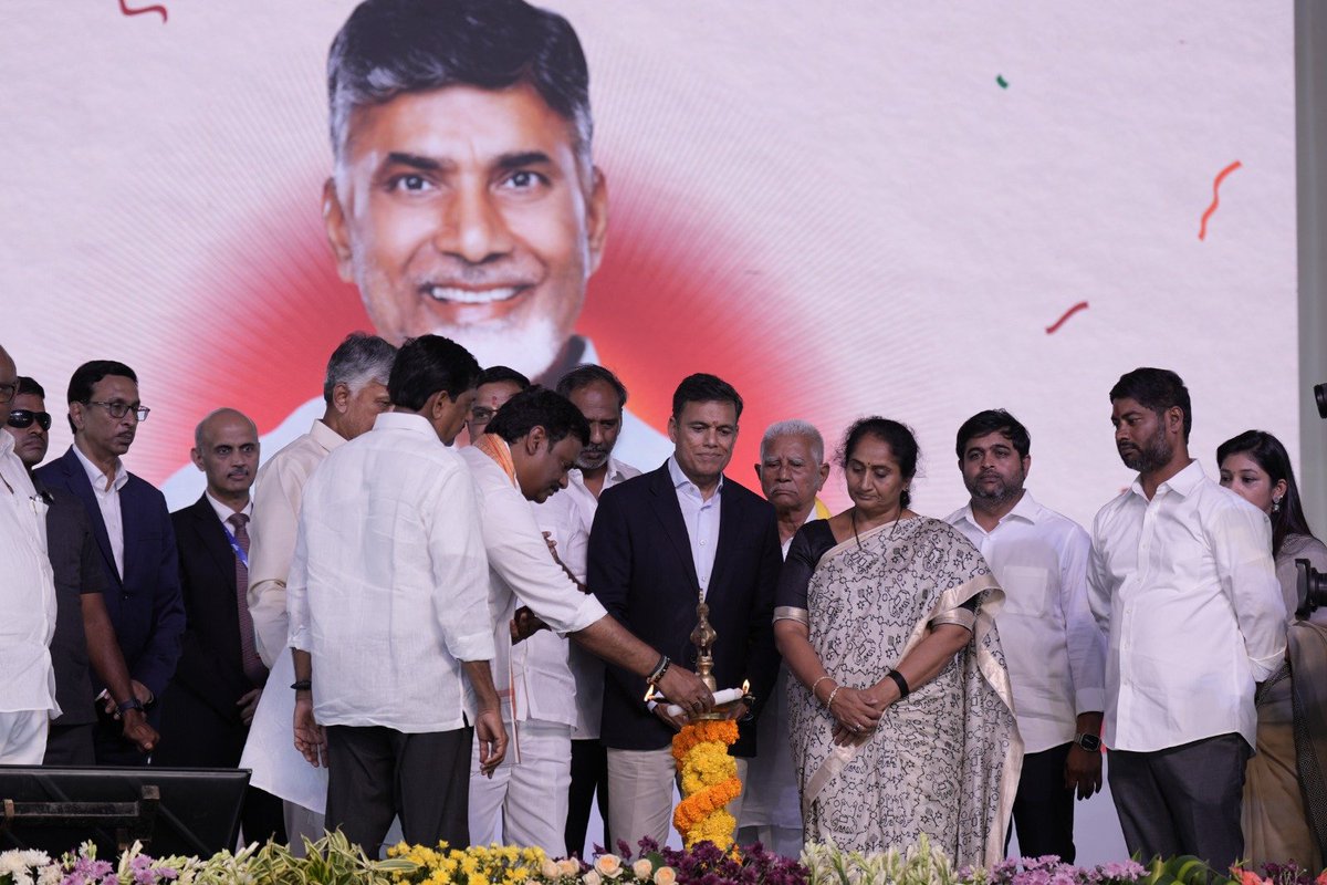 BJP4Andhra's tweet photo. కడప జిల్లా జమ్మలమడుగు నియోజకవర్గంలోని సున్నపురాళ్లపల్లిలో రూ.16,350 కోట్ల పెట్టుబడితో నిర్మితమవనున్న జేఎస్‌డబ్ల్యూ రాయలసీమ స్టీల్ లిమిటెడ్ నిర్మాణ పనులను ముఖ్యమంత్రి శ్రీ నారా చంద్రబాబు నాయుడు గారు, కేంద్ర ఉక్కు సహాయ మంత్రి శ్రీ భూపతిరాజు శ్రీనివాస వర్మ గారు, బిజెపి రాష్ట్ర అధ్యక్షులు శ్రీ పీవీఎన్ మాధవ్ గారు, ఎమ్మెల్యే శ్రీ ఆదినారాయణ రెడ్డి గారు, జిందాల్ గ్రూప్ చైర్మన్ శ్రీ సజ్జన్ జిందాల్ గారు తదితరులు ప్రారంభించారు.

ఏడాదికి 2 మిలియన్ టన్నుల ఉత్పత్తి సామర్థ్యంతో అత్యాధునిక సాంకేతికతతో నిర్మితమవుతున్న ఈ ప్రతిష్టాత్మక స్టీల్ ప్లాంట్, అనుబంధ సోలార్ ప్రాజెక్టుతో కలిసి 2,700 మందికి ప్రత్యక్షంగా, వేలాది మందికి పరోక్షంగా ఉపాధి అవకాశాలు దక్కనున్నాయి. రాయలసీమ పారిశ్రామికాభివృద్ధికి కొత్త ఊపునిస్తూ, రాష్ట్ర ఆర్థిక ప్రగతికి ఈ ప్రాజెక్టు బలమైన పునాది కానుంది.