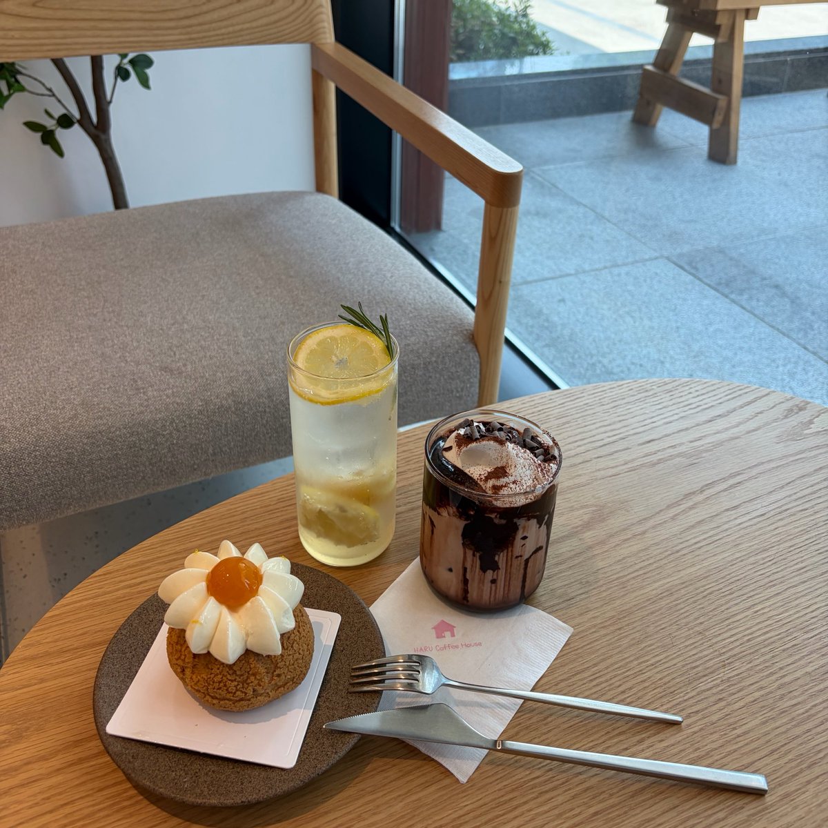xxteukxi's tweet photo. 初めましてのHARU Coffee House🪞🎀
可愛すぎたーーー♡ https://t.co/MAu8wem9qJ